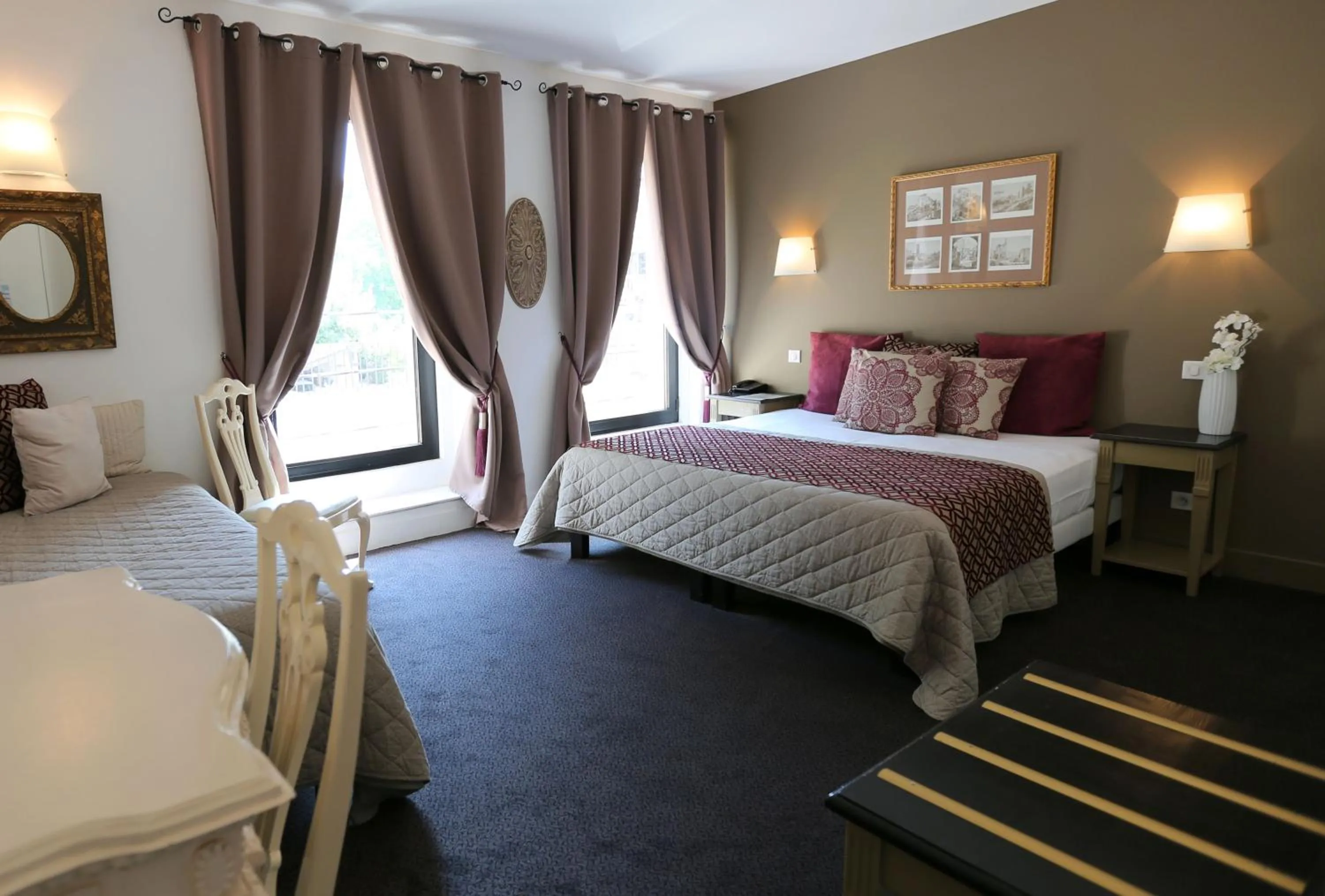 Bed in Logis Hôtel Restaurant du Parc