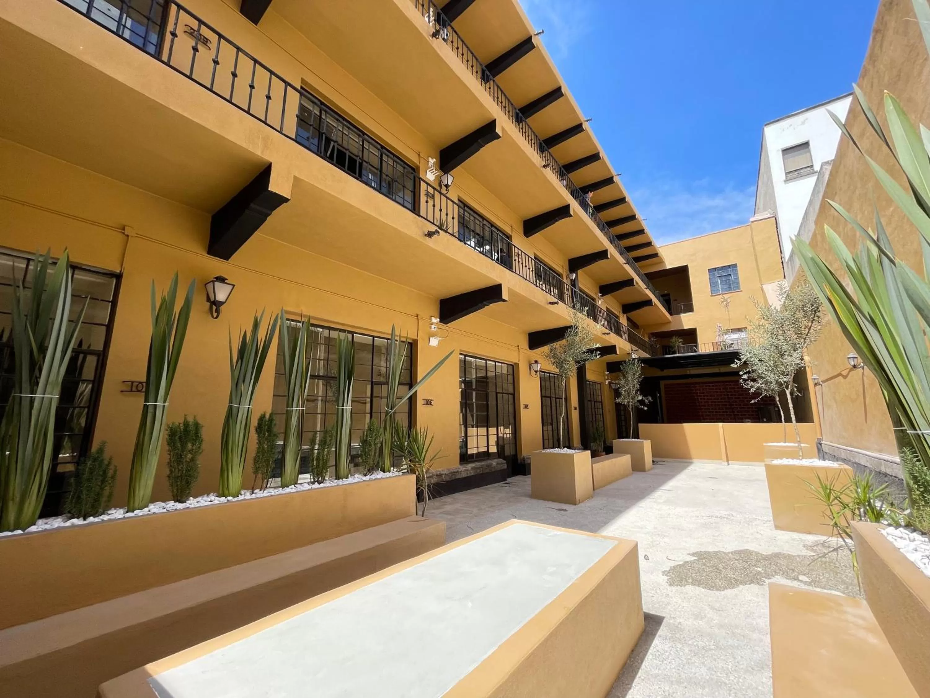 Property building in Colmena Hotel CDMX Centro