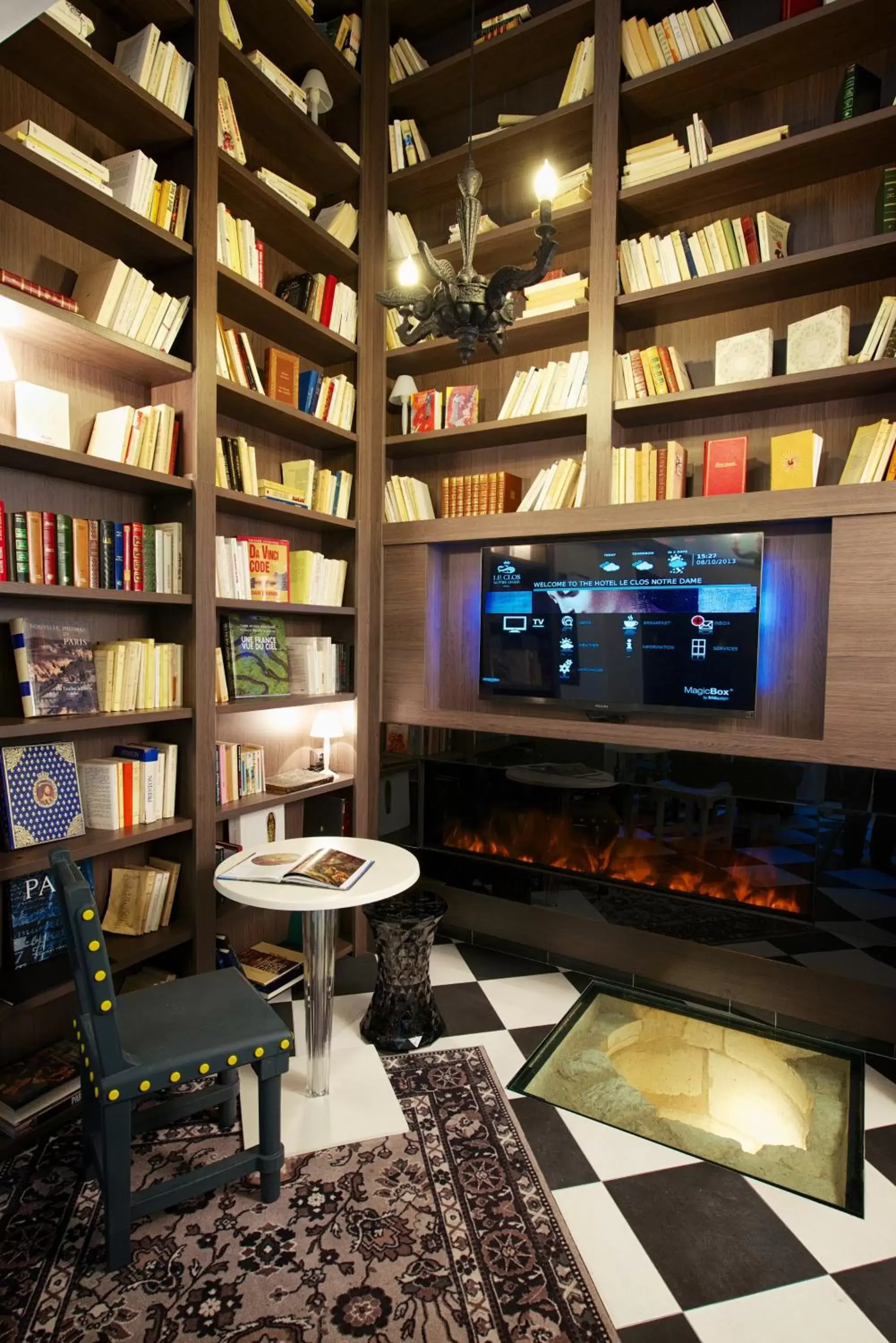 Communal lounge/ TV room, Library in Hotel Le Clos De Notre Dame