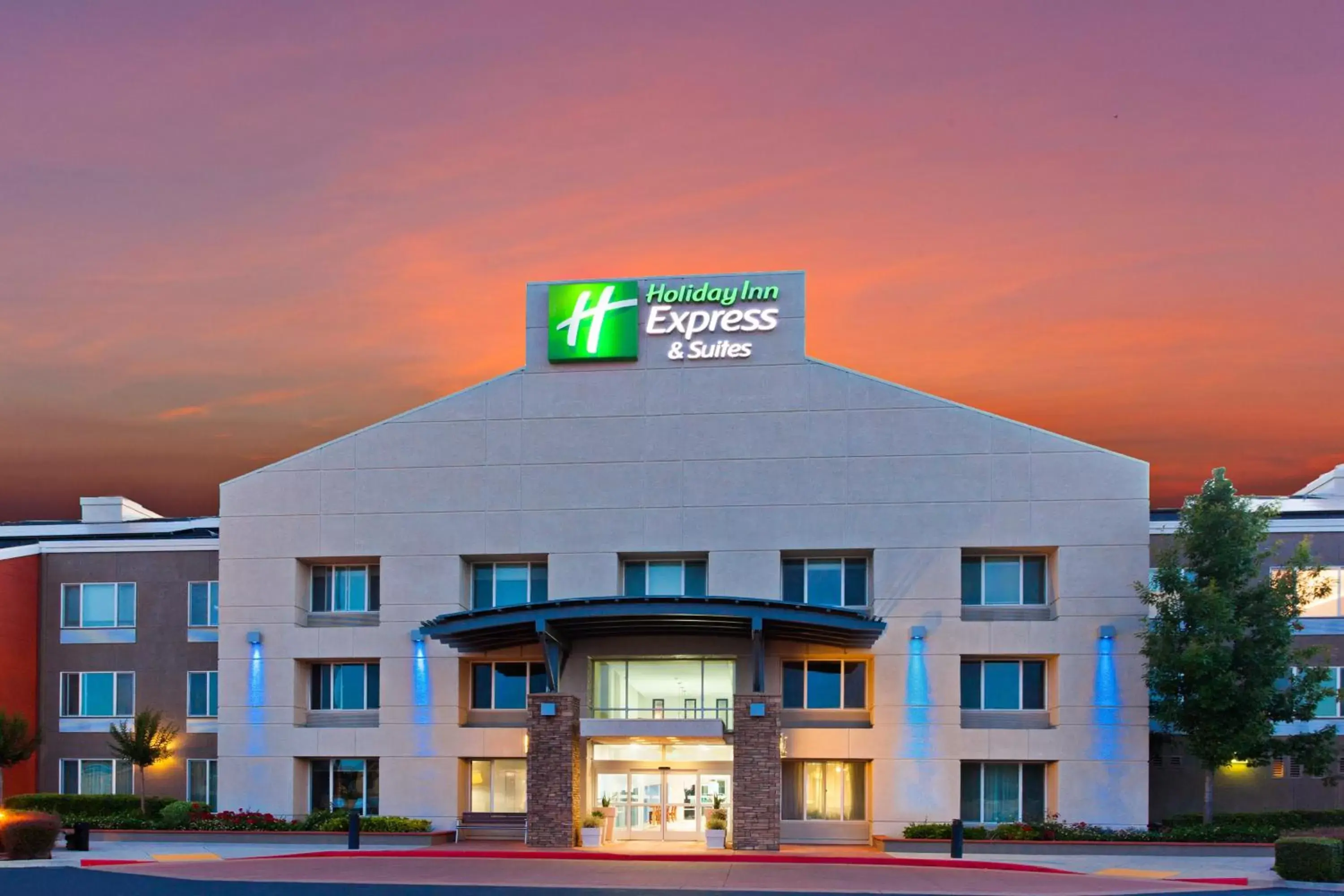 Property Building in Holiday Inn Express & Suites Elk Grove West I-5