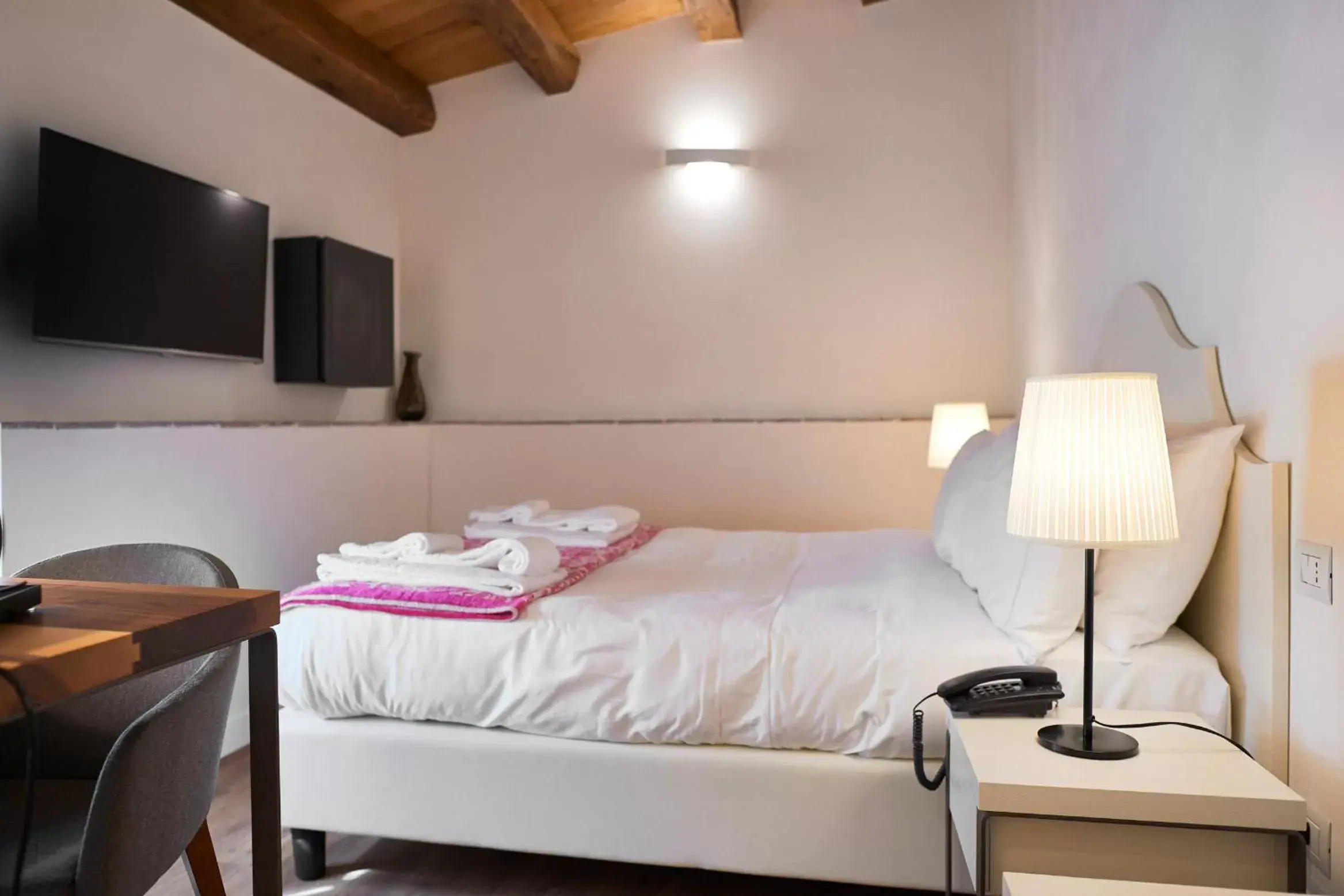 Photo of the whole room, Bed in Sopra Le Mura
