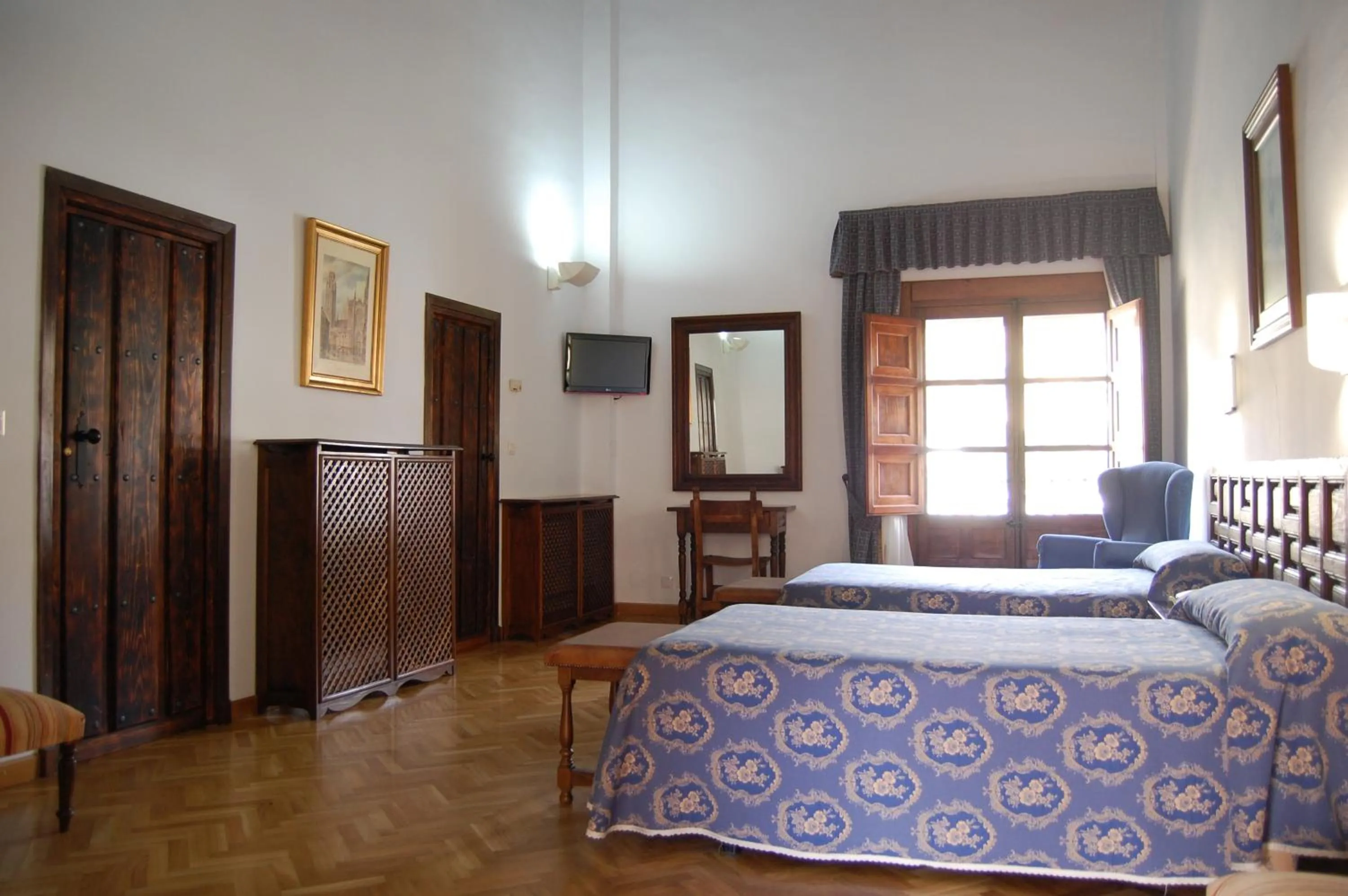 Photo of the whole room, Bed in Hospederia del Real Monasterio