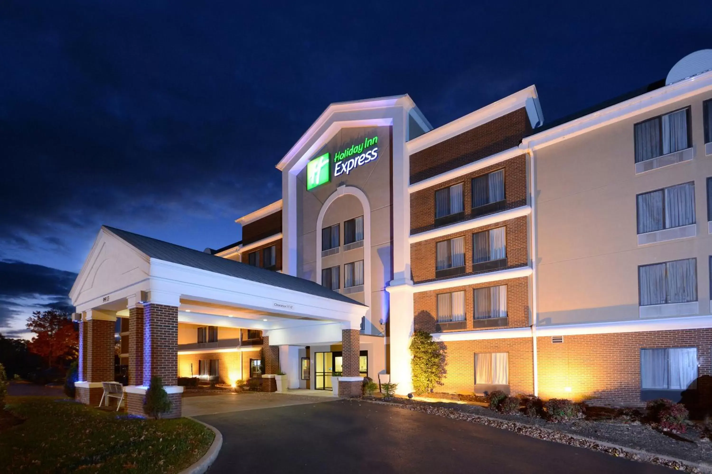 Property building in Holiday Inn Express Richmond I-64 Short Pump Area by IHG Property building in Holiday Inn Express Richmond I-64 Short Pump Area by IHG