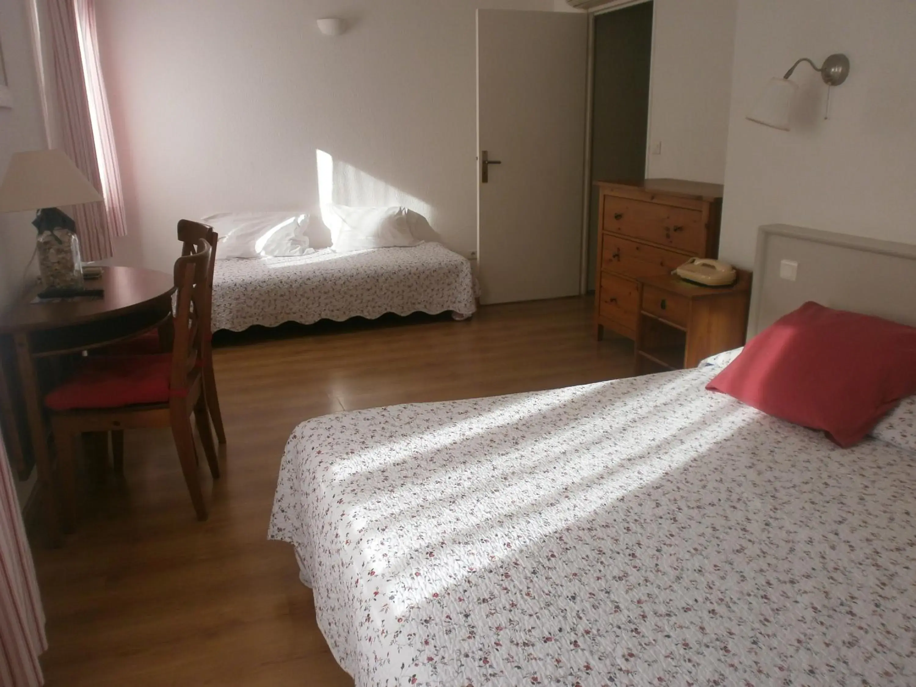 Bedroom, Bed in Hôtel Le Clos des Pins