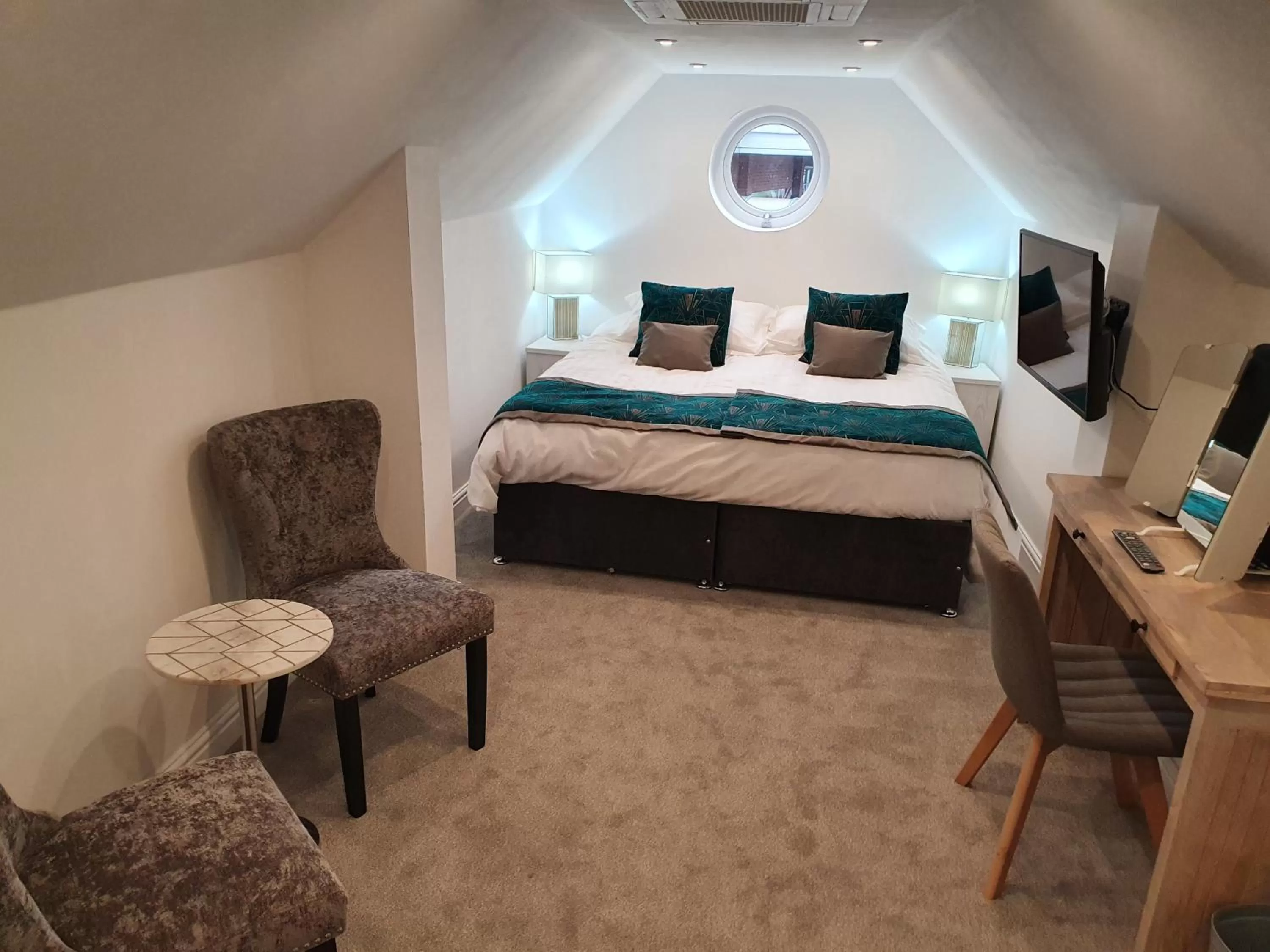 Photo of the whole room, Bed in The Wheatsheaf Inn