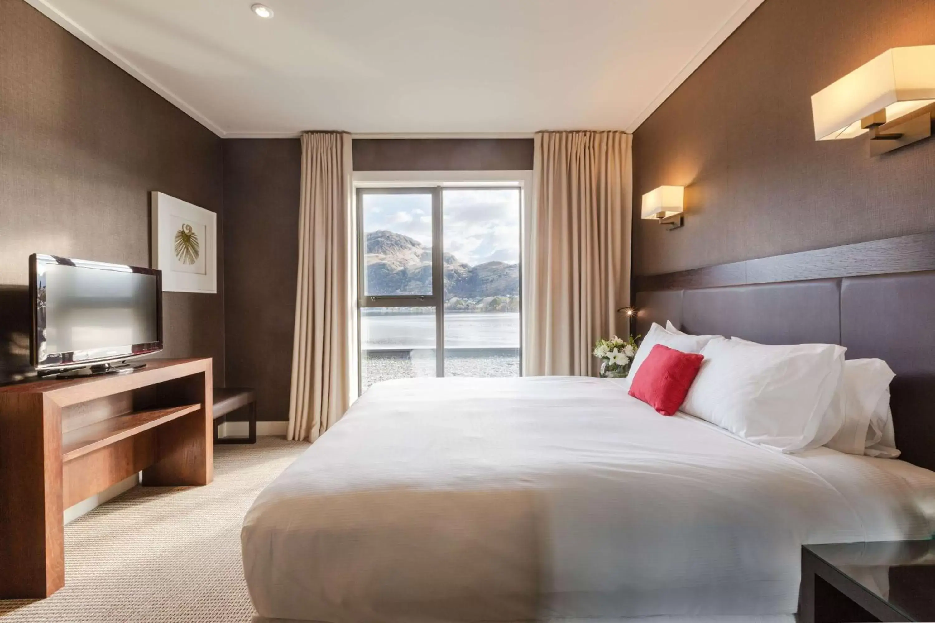 Bedroom, Bed in Hilton Queenstown Resort & Spa