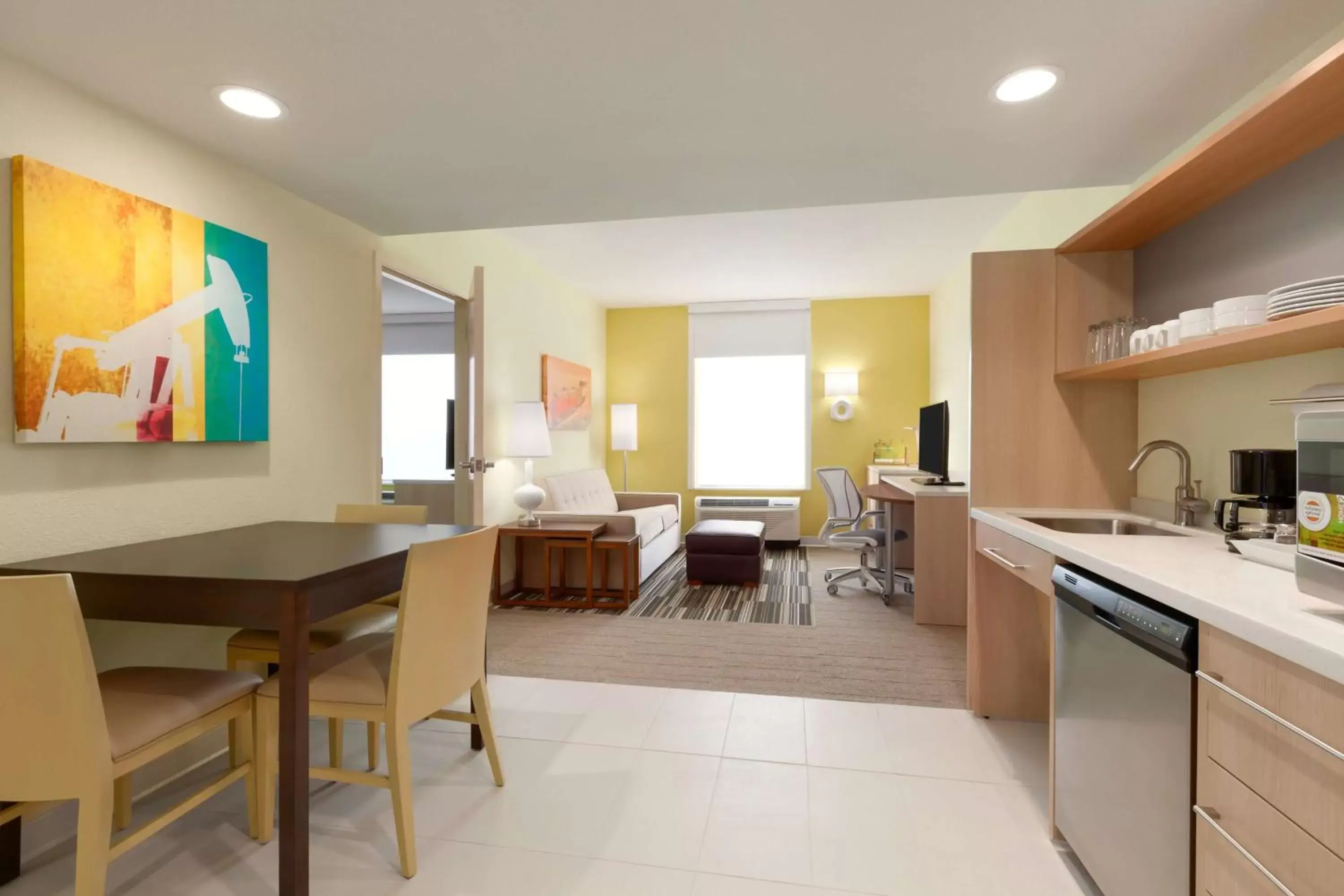 Living room, Kitchen/Kitchenette in Home2 Suites by Hilton Gillette