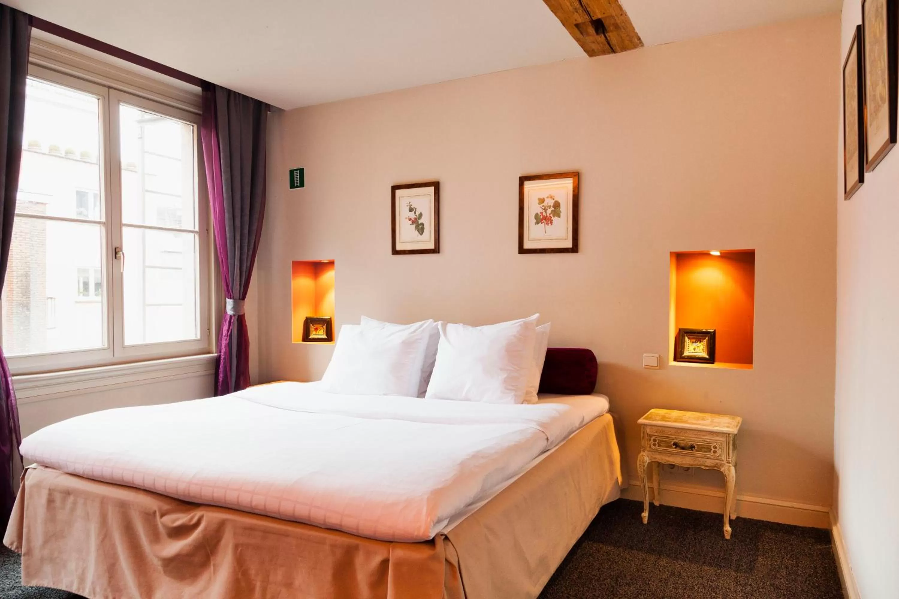 Bed in Hotel Diamonds and Pearls