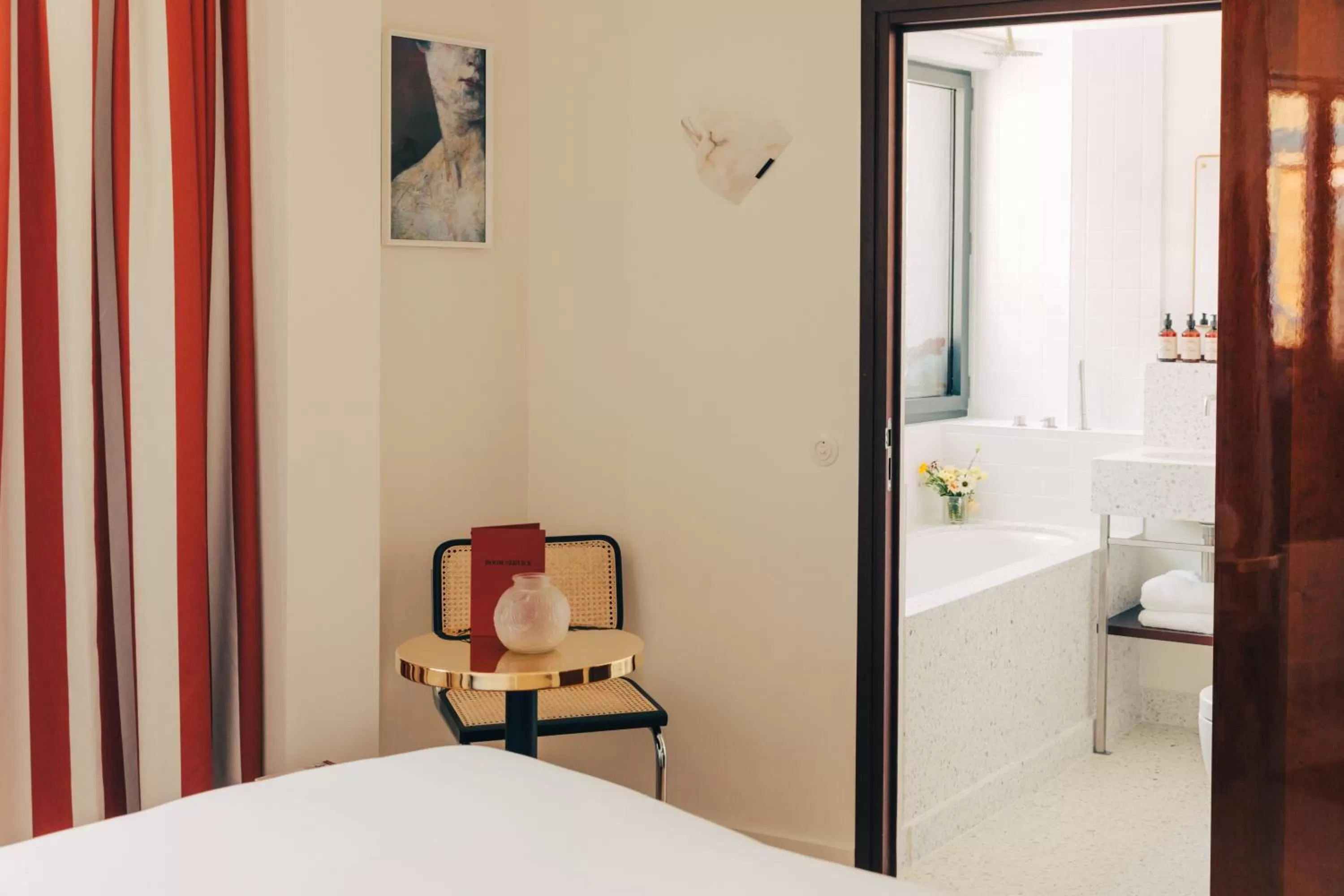 Bathroom, Bed in Hôtel Wallace, a Member of Design Hotels