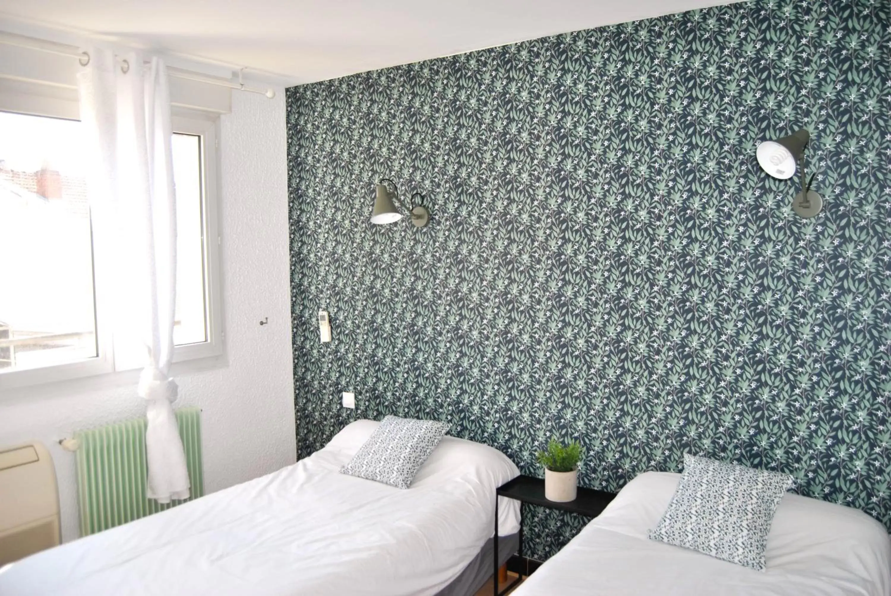 Twin Room with Private Bathroom in Hôtel le Thurot