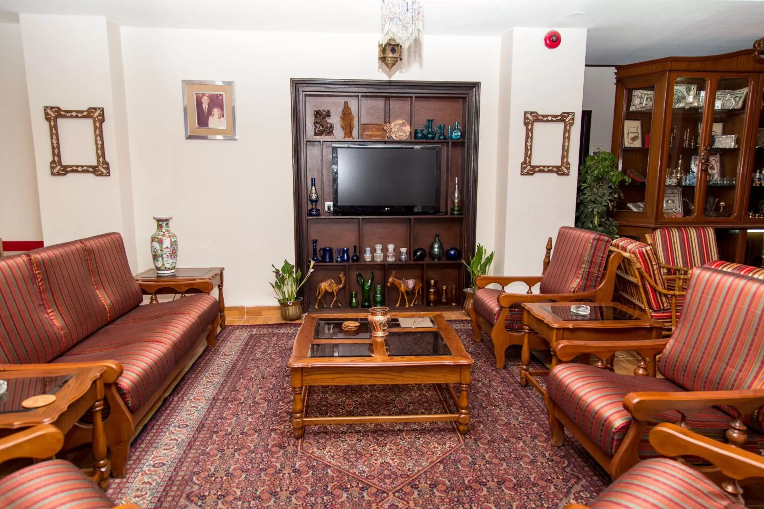 Communal lounge/ TV room, Seating Area in Antika Amman Hotel