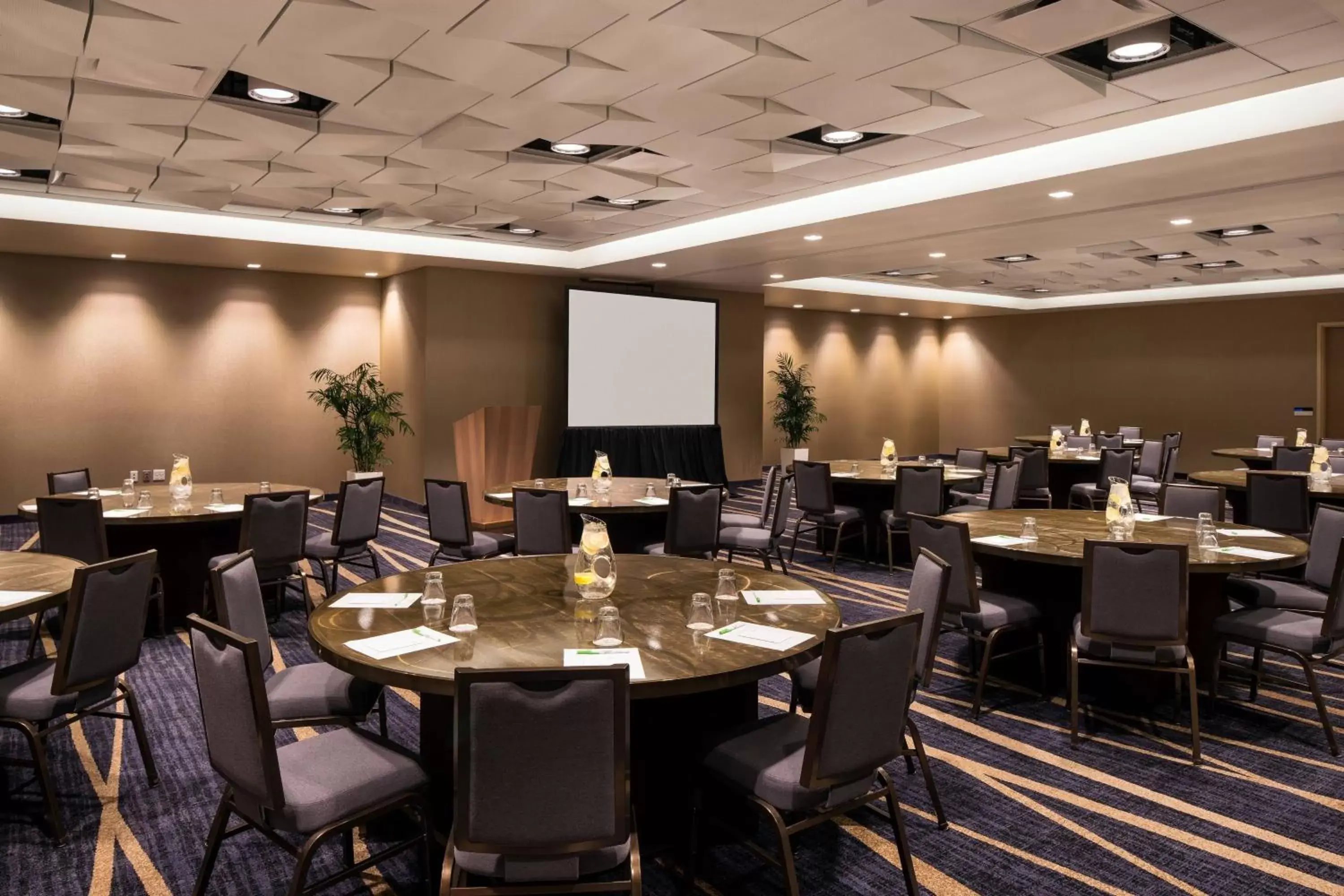 Meeting/conference room, Restaurant/Places to Eat in Courtyard by Marriott Phoenix Downtown