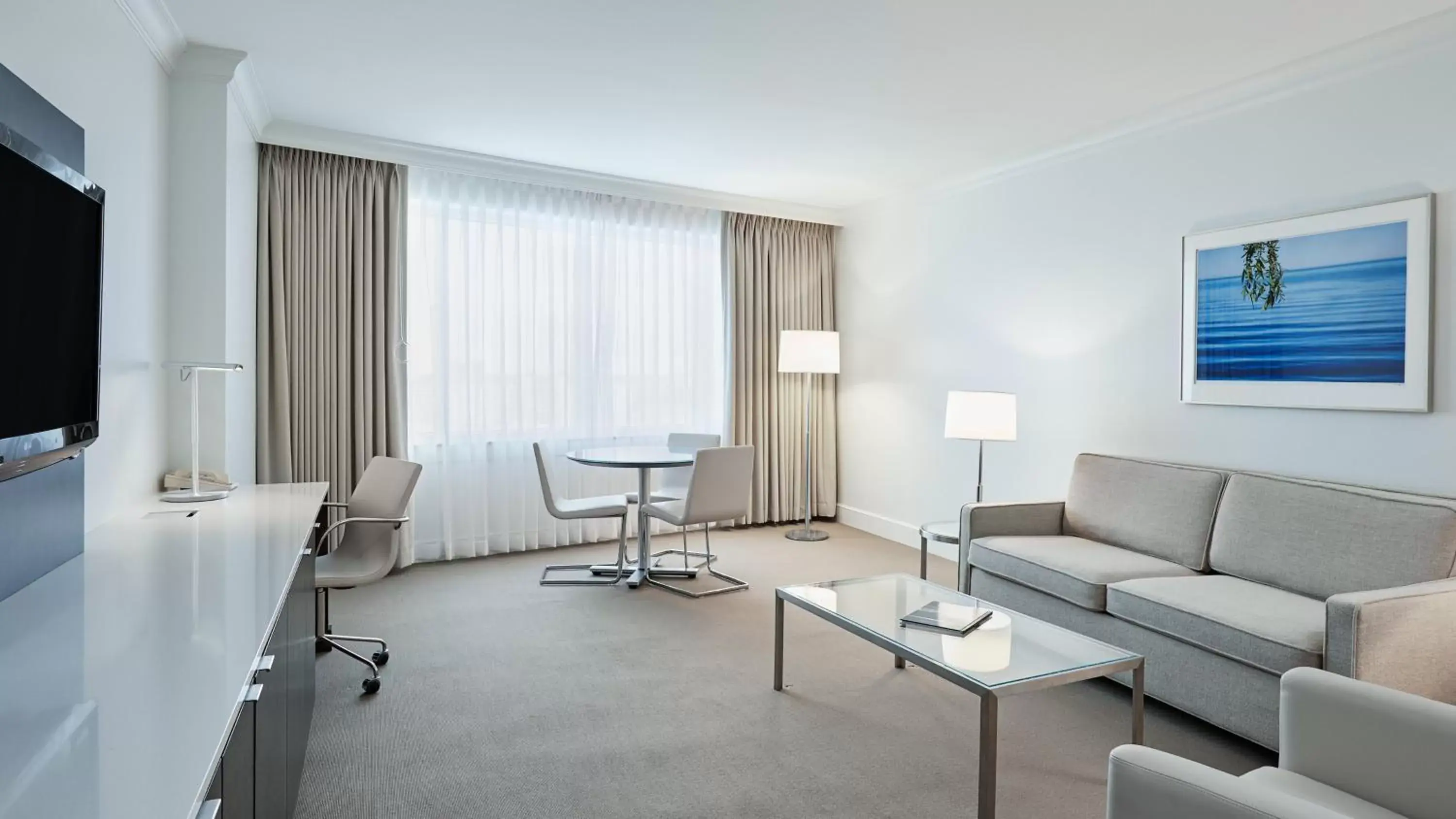 Photo of the whole room, Seating Area in InterContinental Cleveland, an IHG Hotel