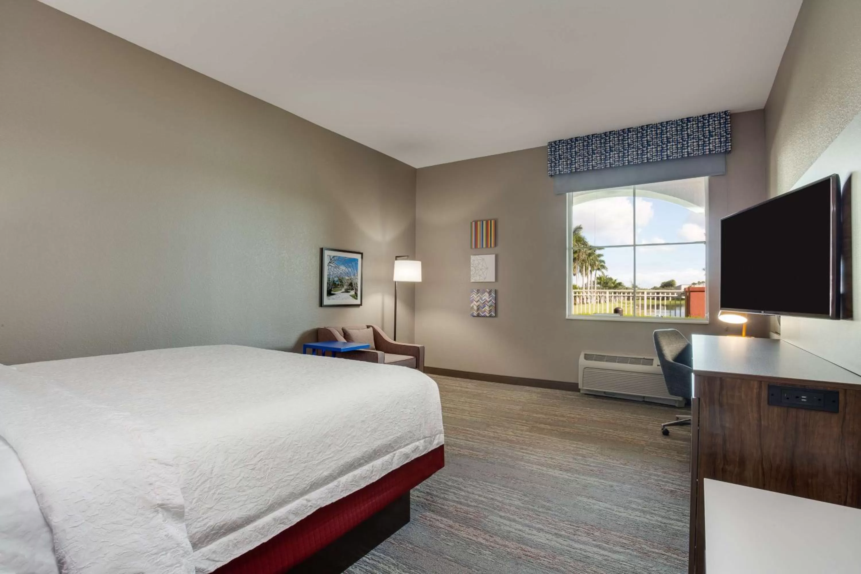 Bed in Hampton Inn & Suites Fort Lauderdale - Miramar