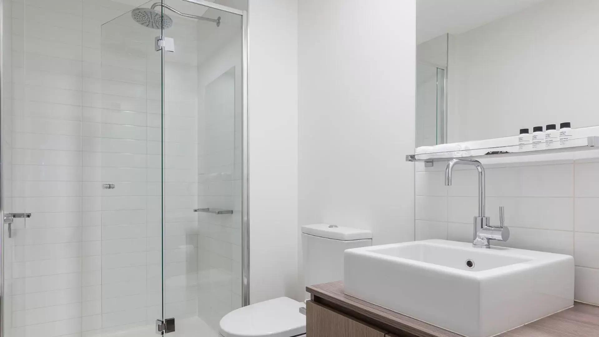 Bathroom in Oaks Melbourne on William Suites