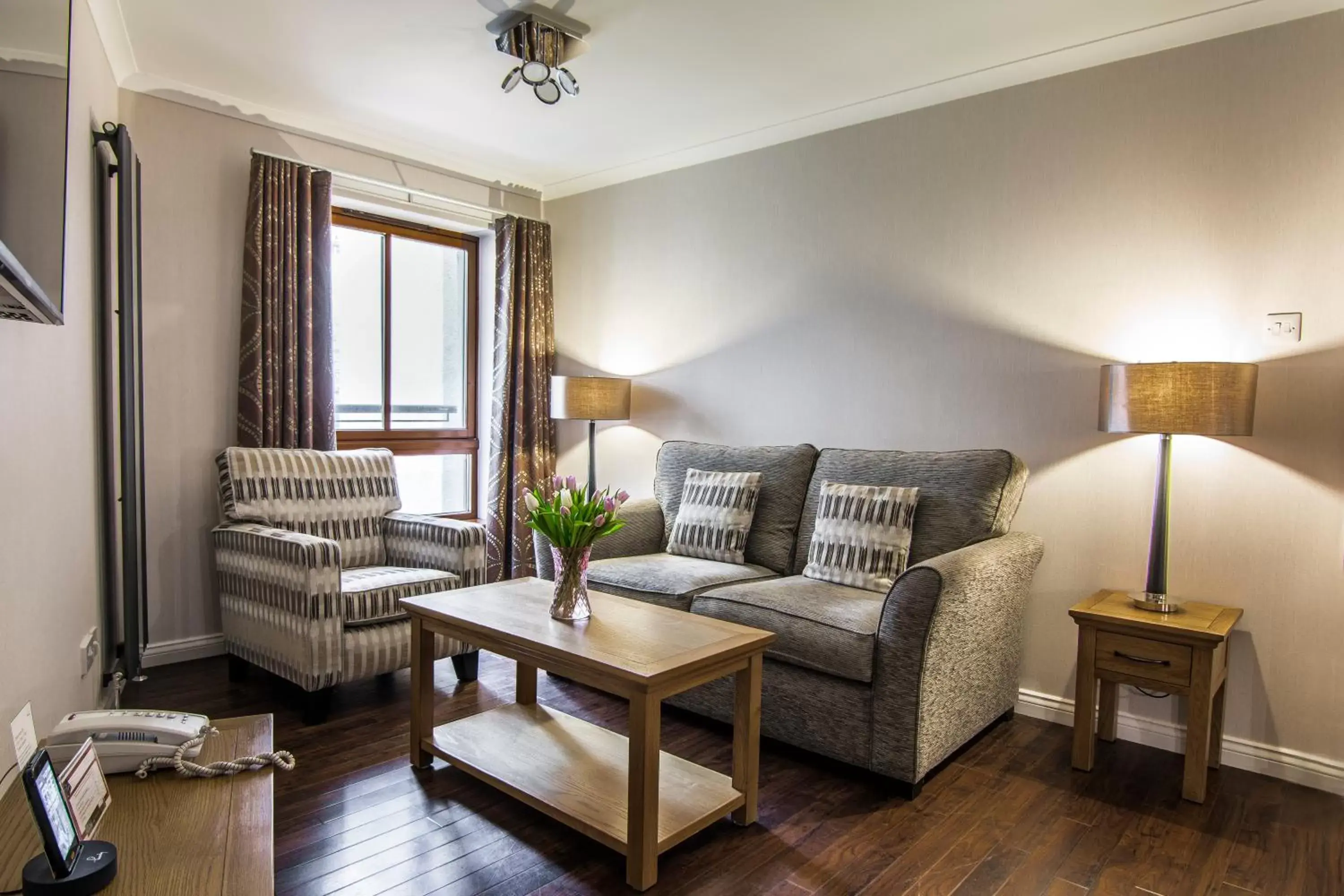 Living room, Seating Area in The Knight Residence by Mansley