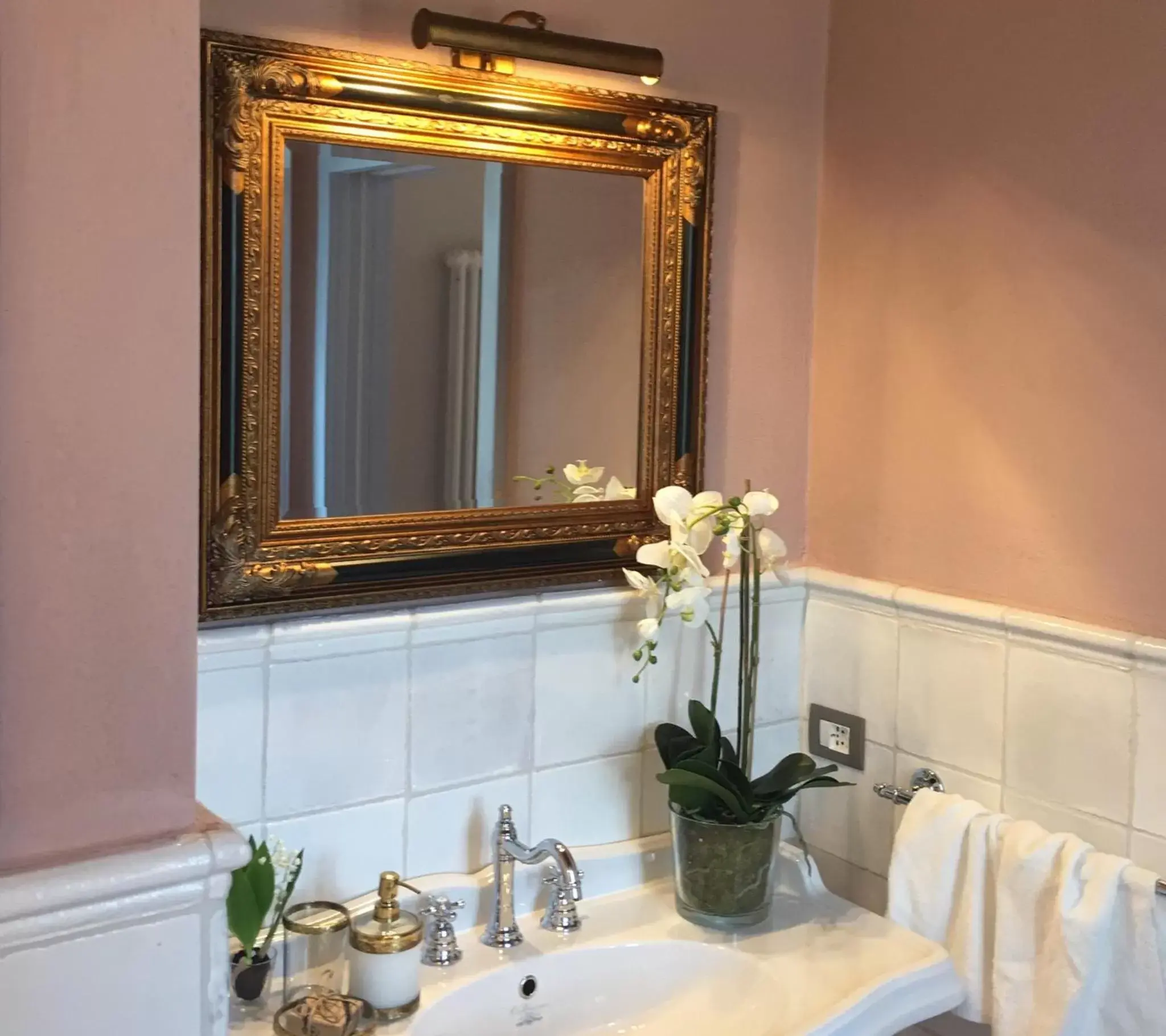 Bathroom in Cordella In Valdorcia Truffle and Olive Oil Resort