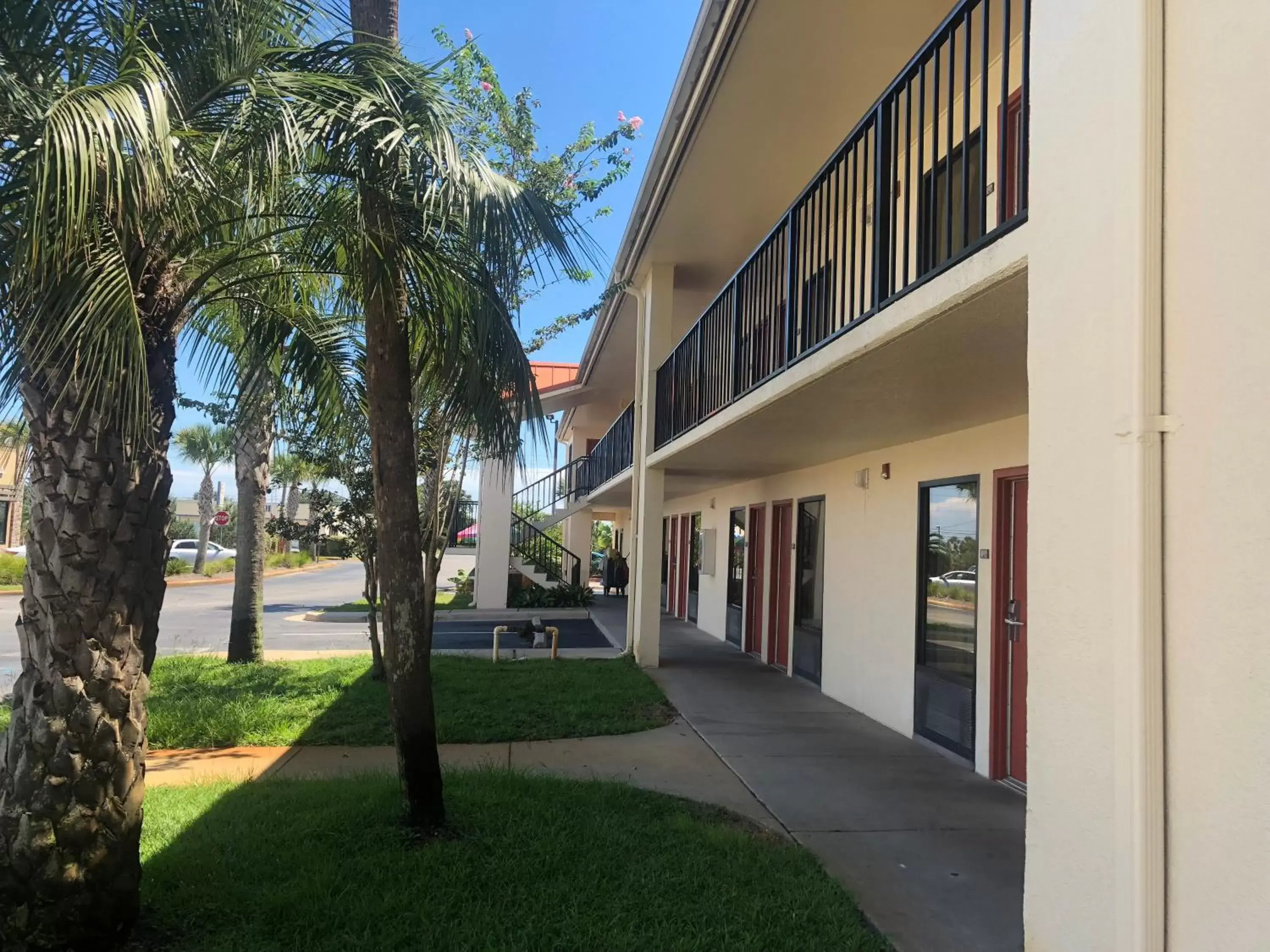 Balcony/Terrace, Property Building in Days Inn & Suites by Wyndham Navarre Conference Center