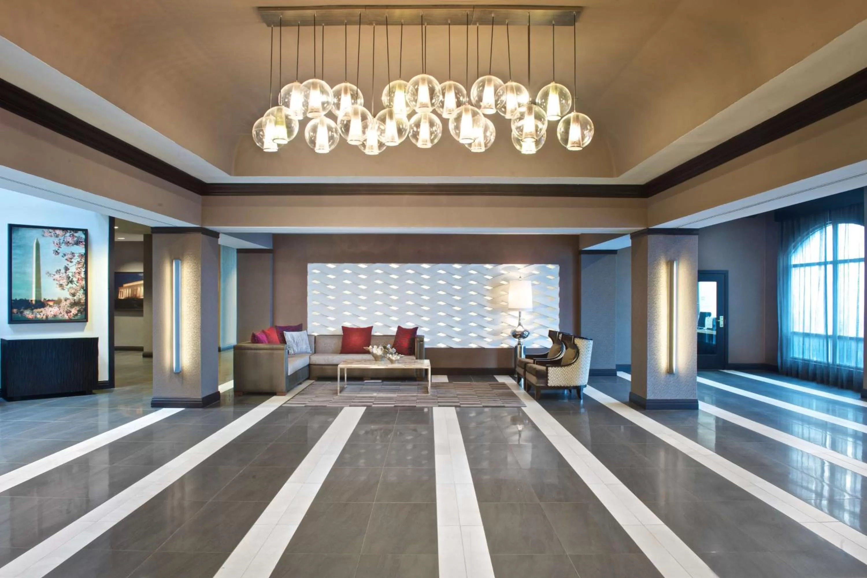 Lobby or reception in Embassy Suites by Hilton Dulles Airport