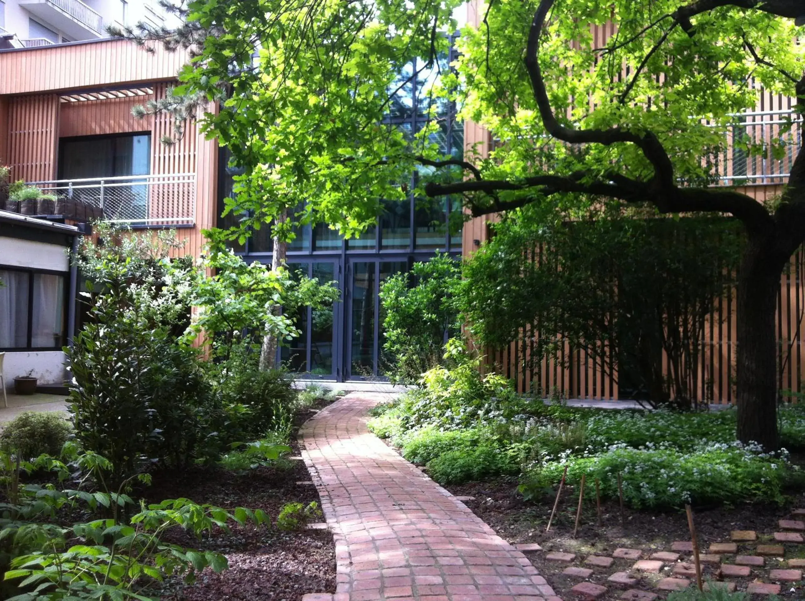 Facade/entrance in Eden Lodge Paris Facade/entrance in Eden Lodge Paris