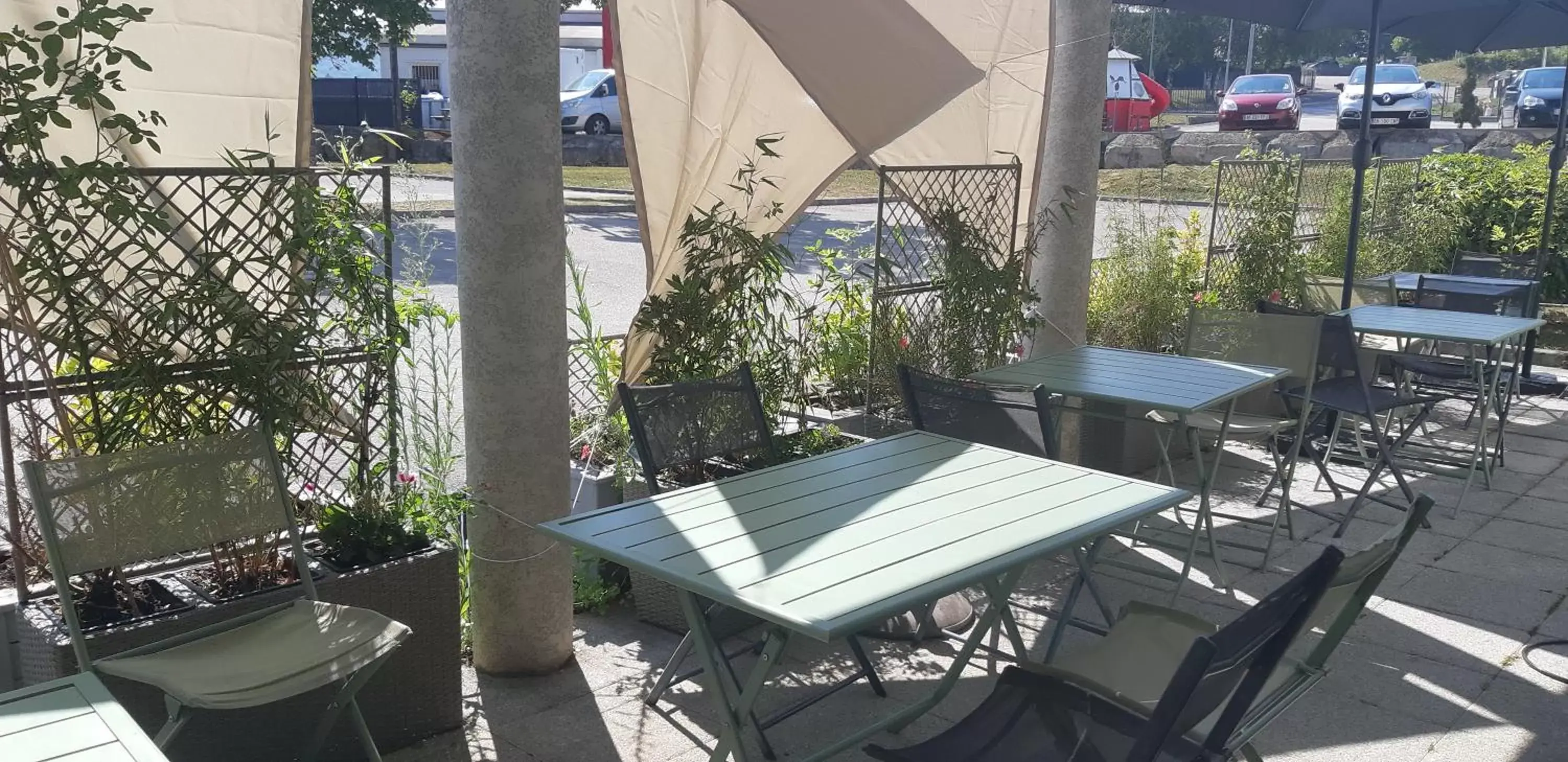 Patio, Restaurant/Places to Eat in ibis Budget Lons-le-Saunier