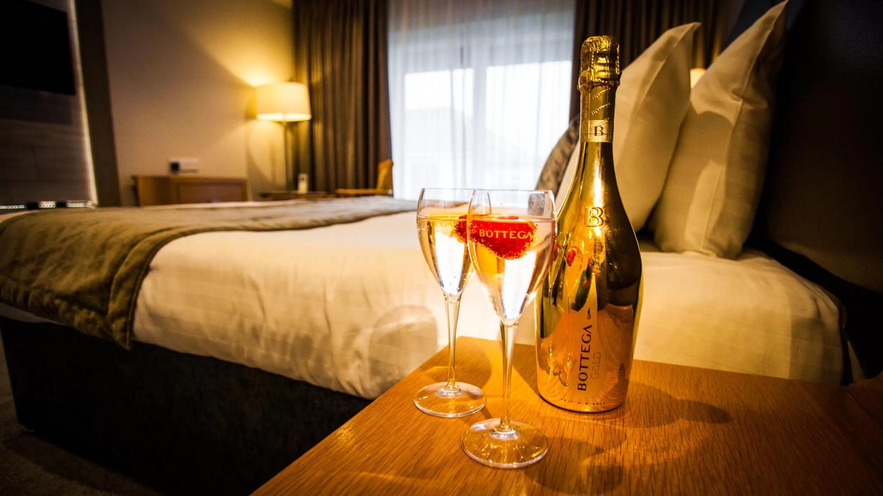 Garden view, Bed in Heywood Spa Hotel