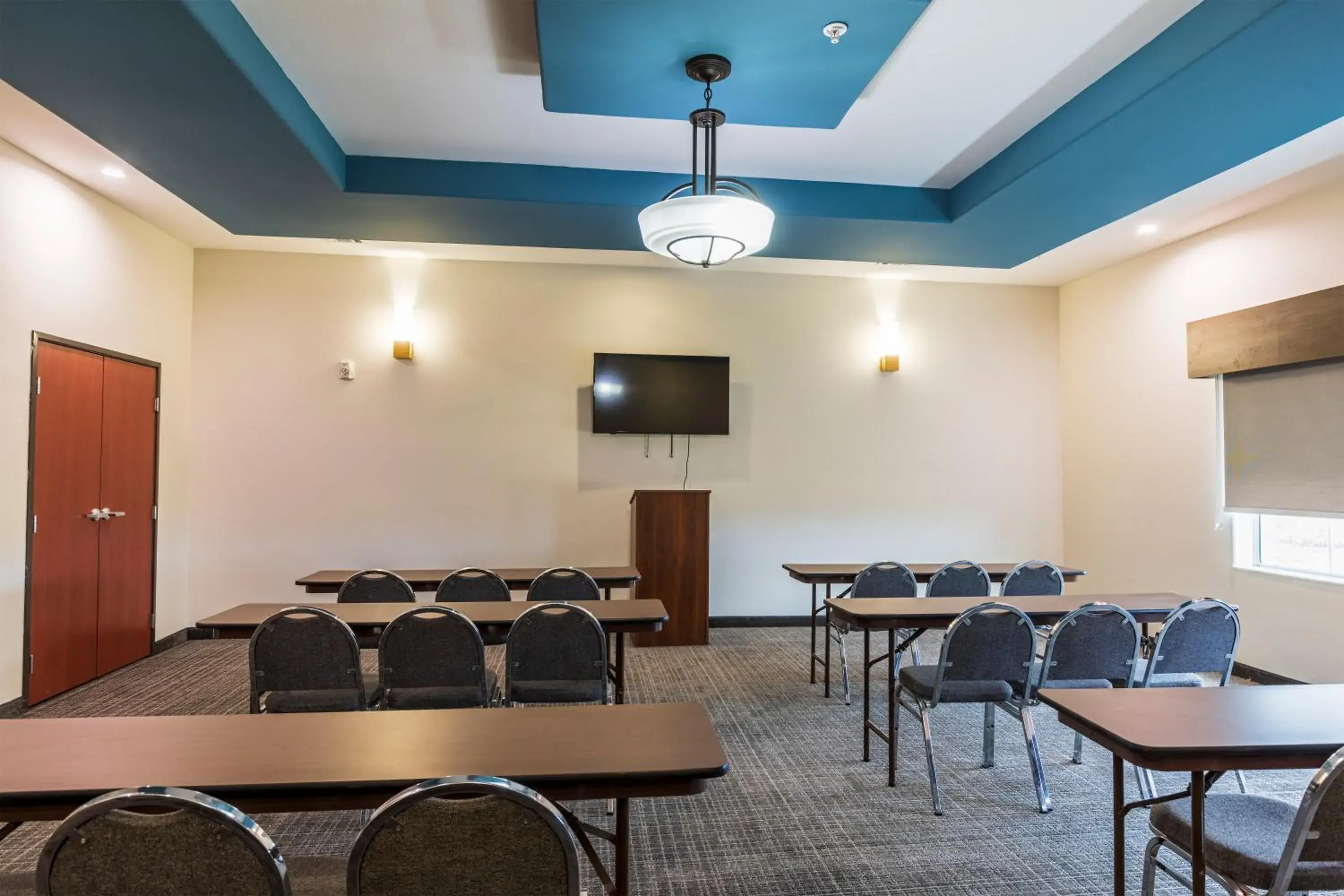 Business Area/Conference Room in La Quinta by Wyndham New Iberia