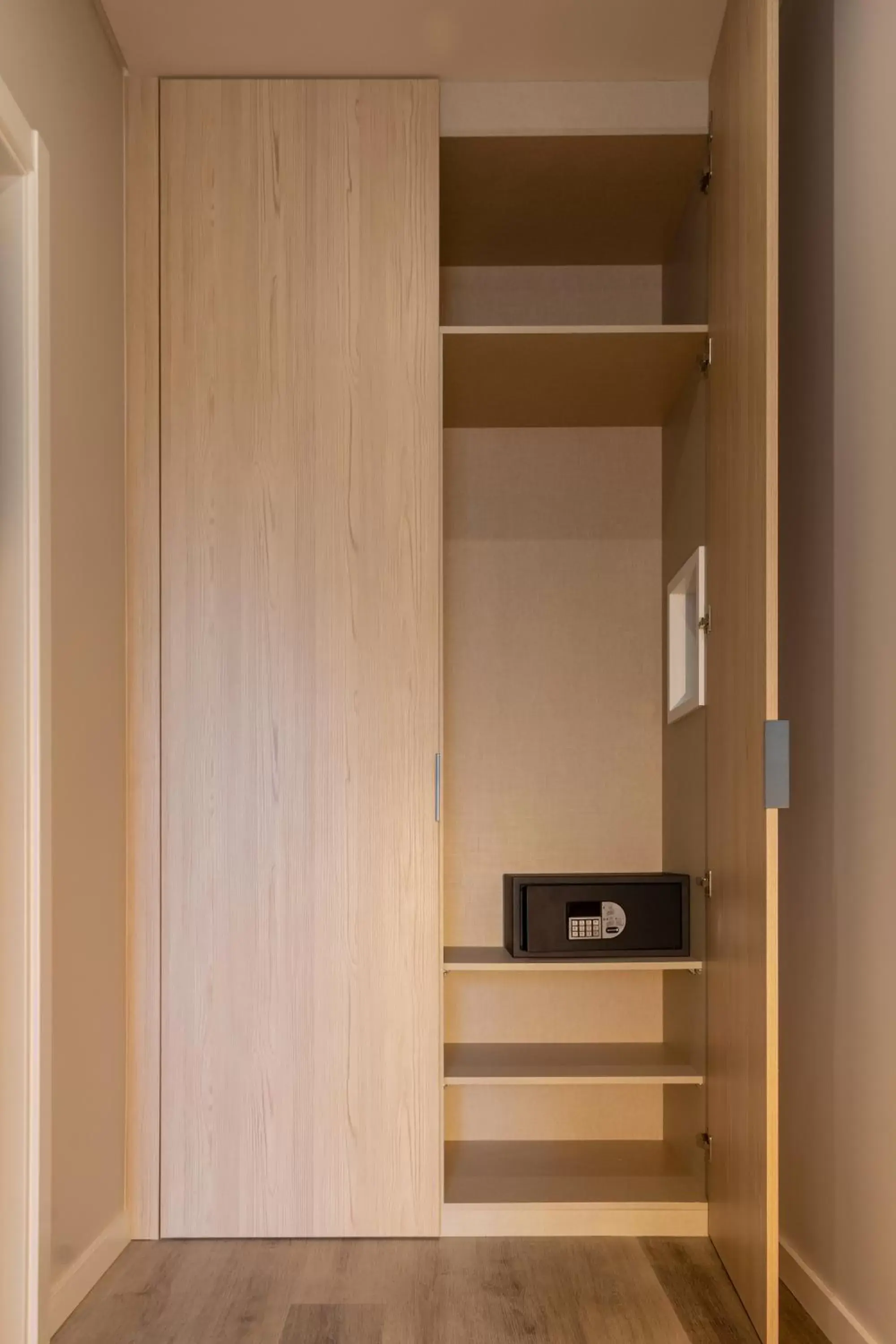 wardrobe, TV/Entertainment Center in Meu Hotel Porto Gandra