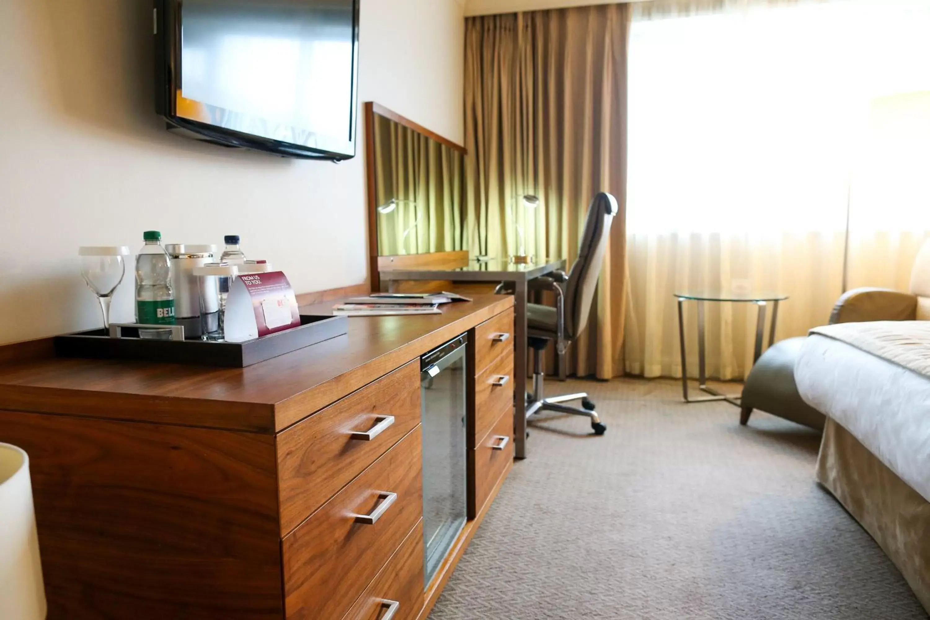 Photo of the whole room, Kitchen/Kitchenette in Crowne Plaza Manchester Airport