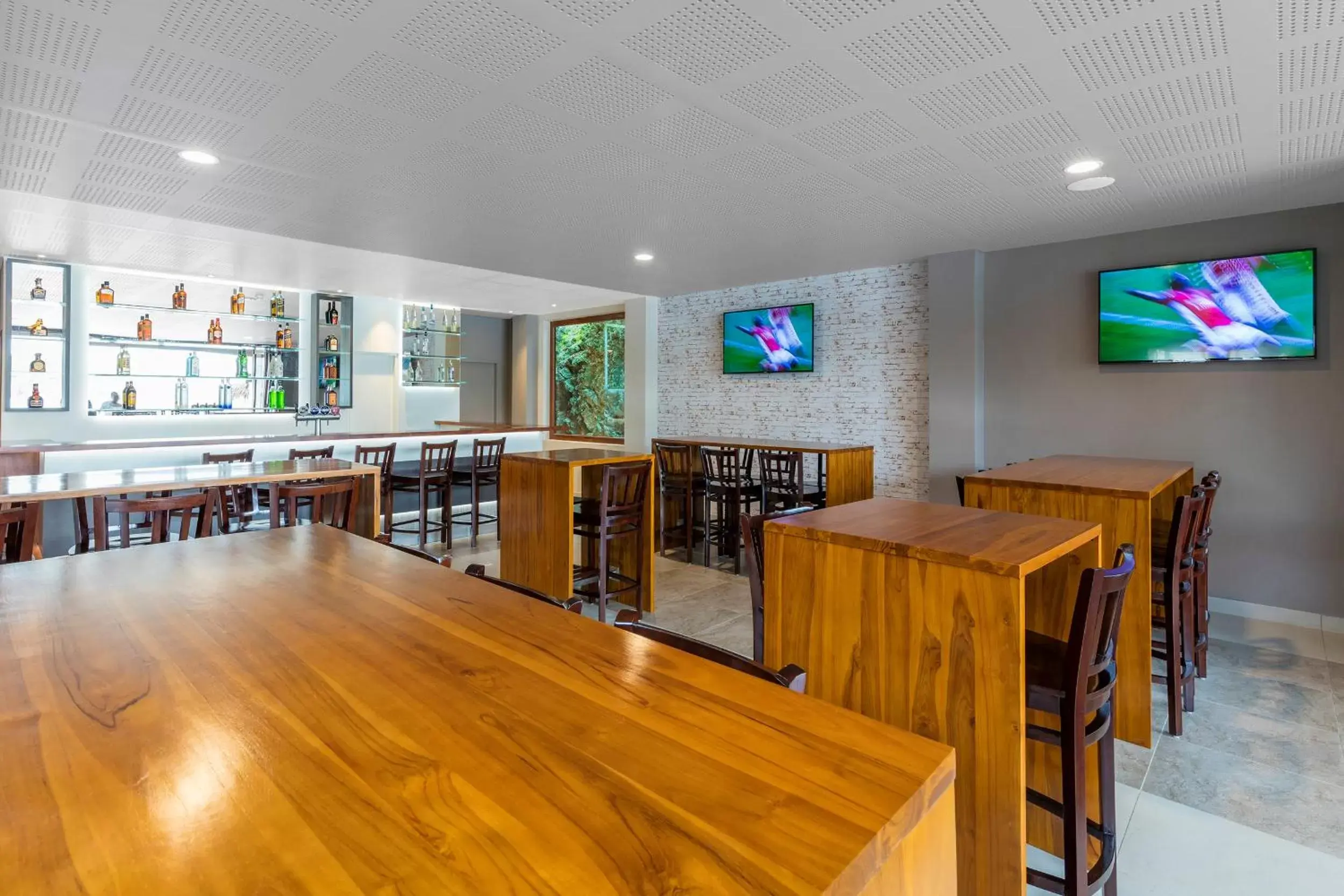 Restaurant/Places to Eat in Ramada Resort by Wyndham Port Vila