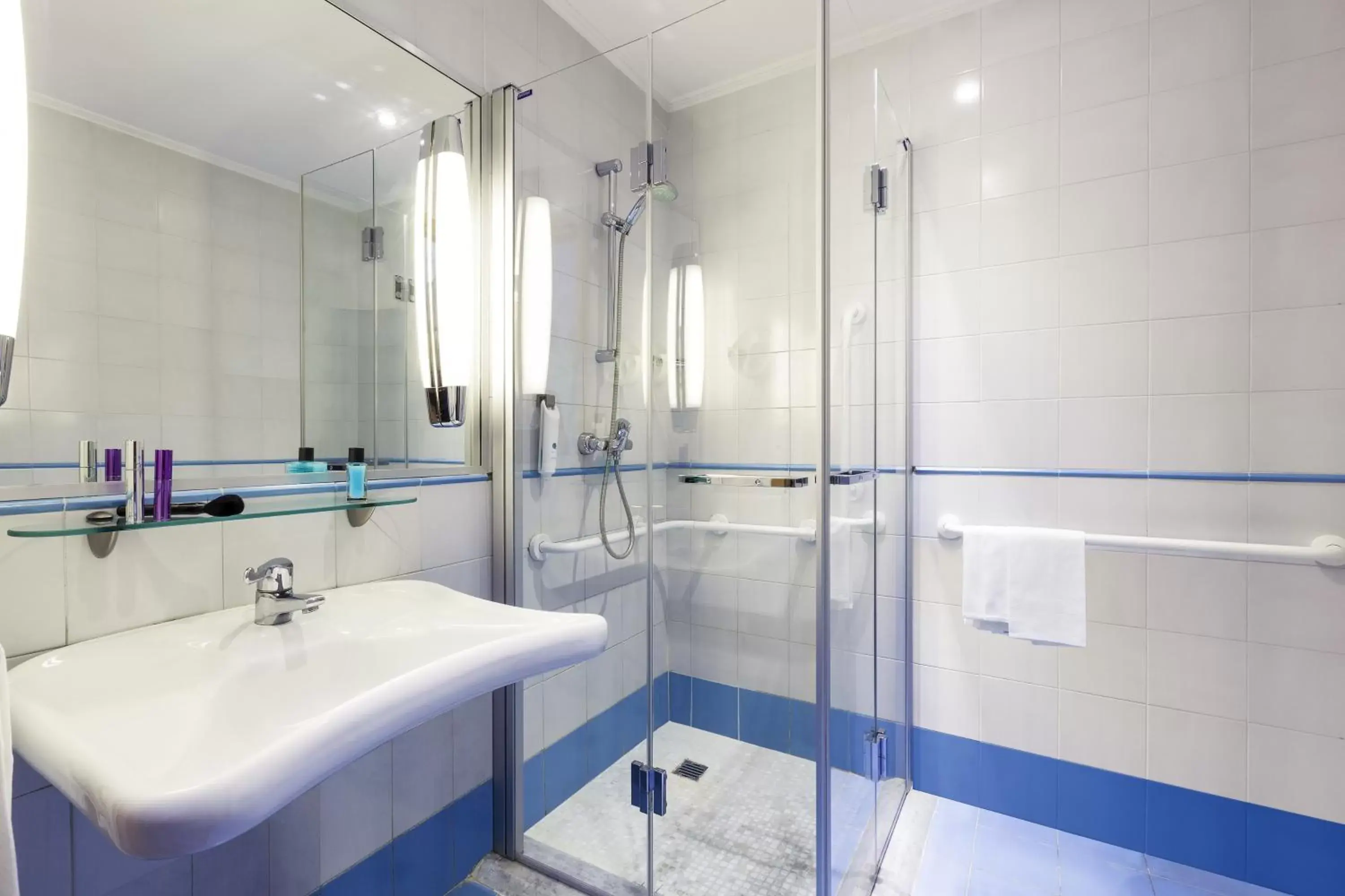 Shower, Bathroom in Ibis Styles Napoli Garibaldi
