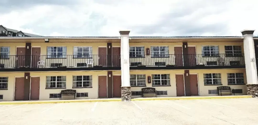 Property building in Knights Inn Chattanooga Property building in Knights Inn Chattanooga