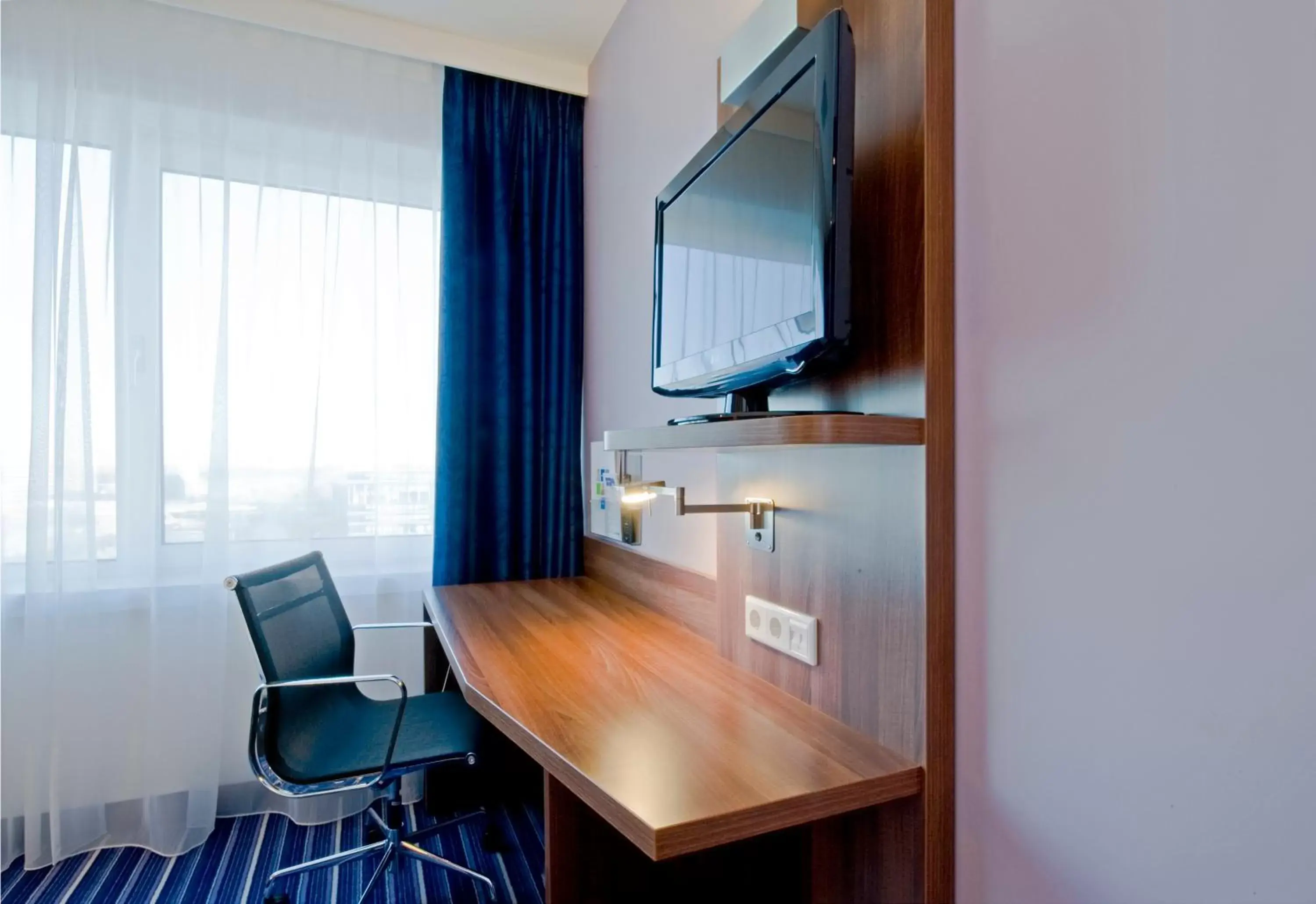 TV and multimedia, TV/Entertainment Center in Holiday Inn Express The Hague - Parliament, an IHG Hotel