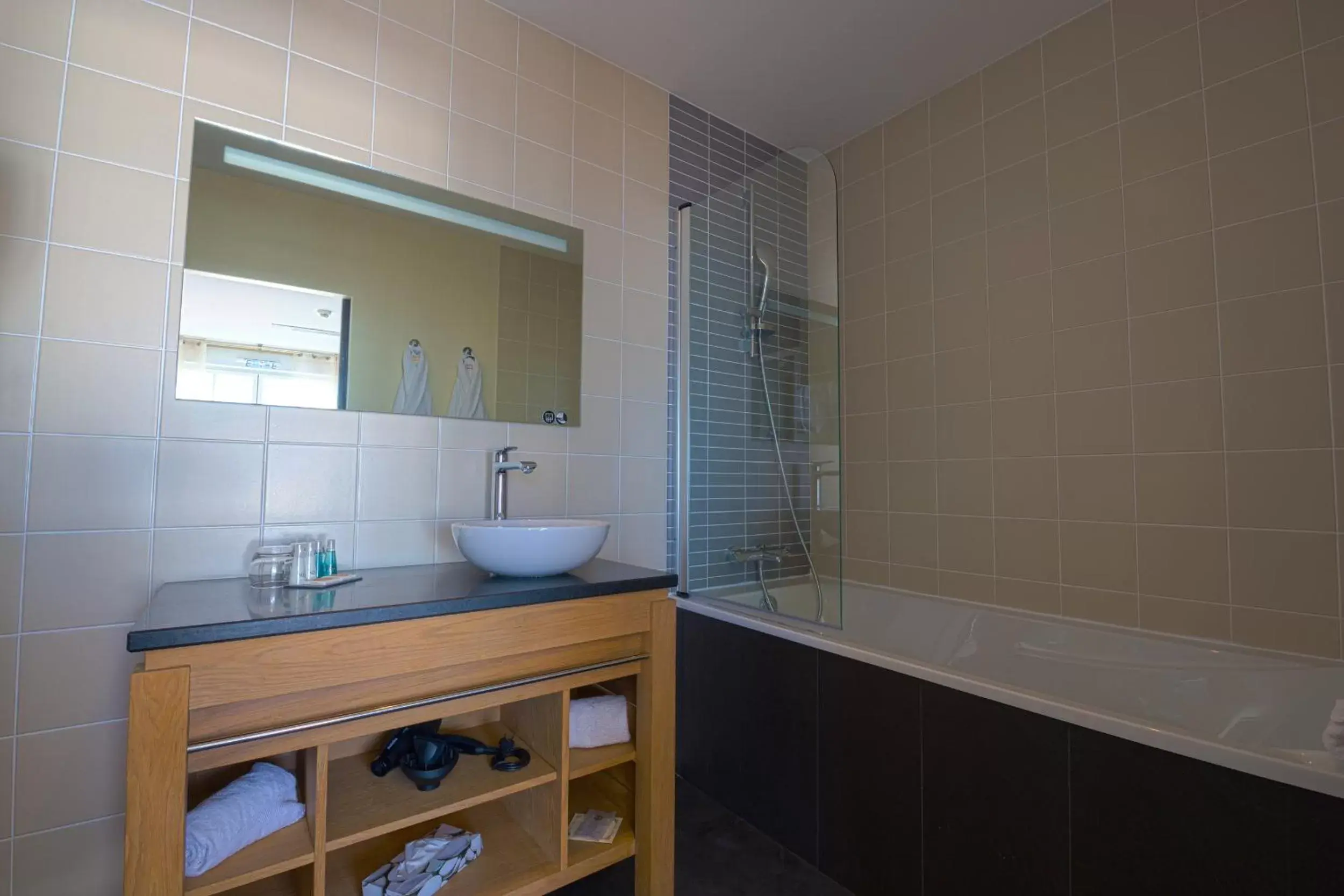 Bath, Bathroom in Les Flots - Hôtel et Restaurant face à l'océan - Châtelaillon-Plage