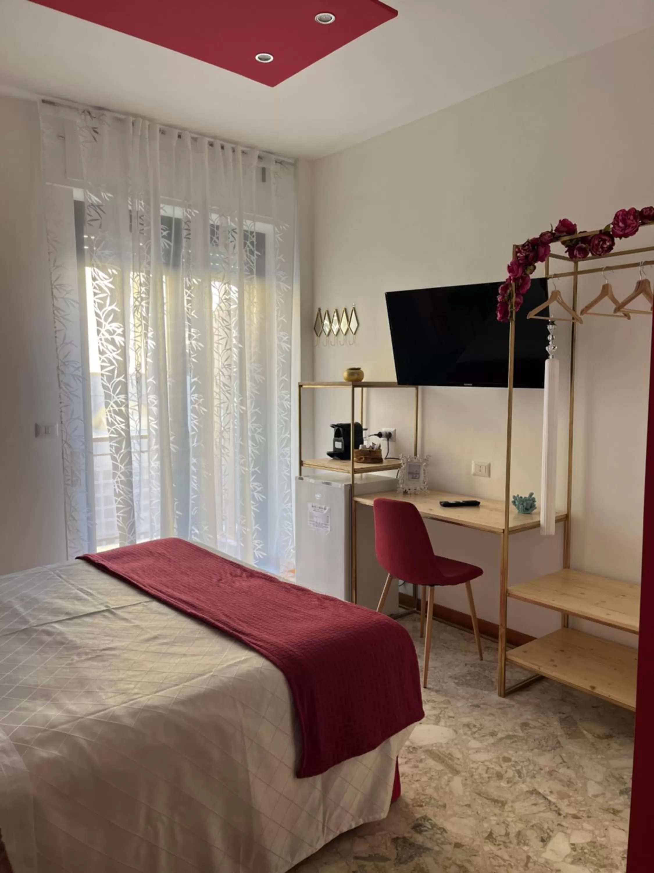 Bed, TV/Entertainment Center in Suite Fimabechi