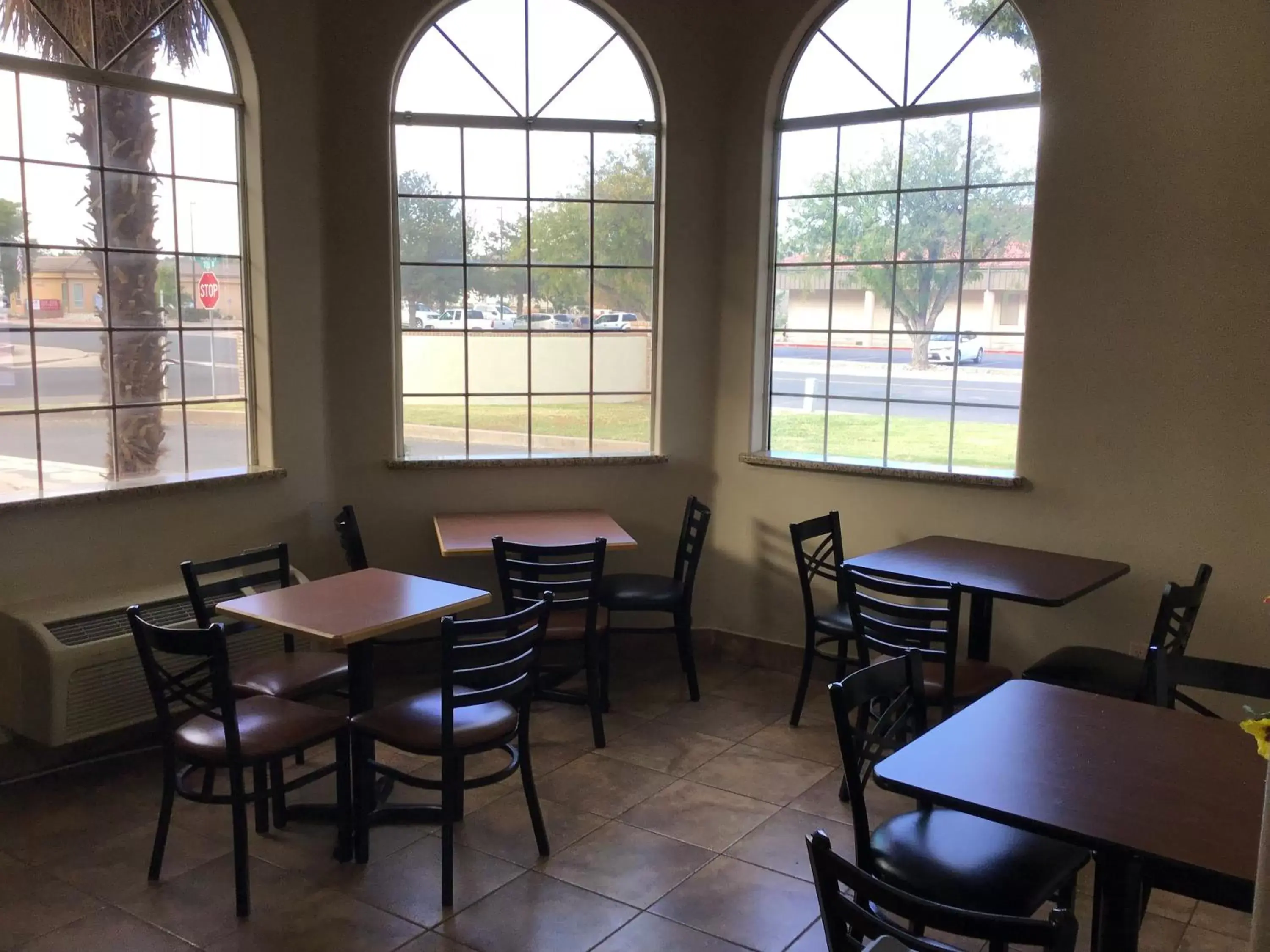 Seating area, Restaurant/Places to Eat in Super 8 by Wyndham Hurricane Zion National Park