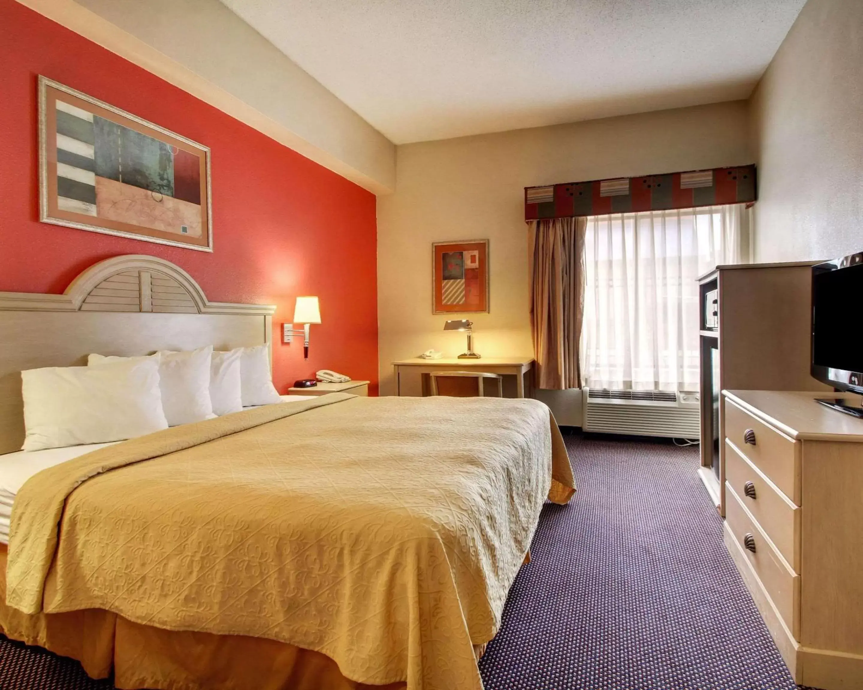 Photo of the whole room, Bed in Quality Inn & Suites Hattiesburg