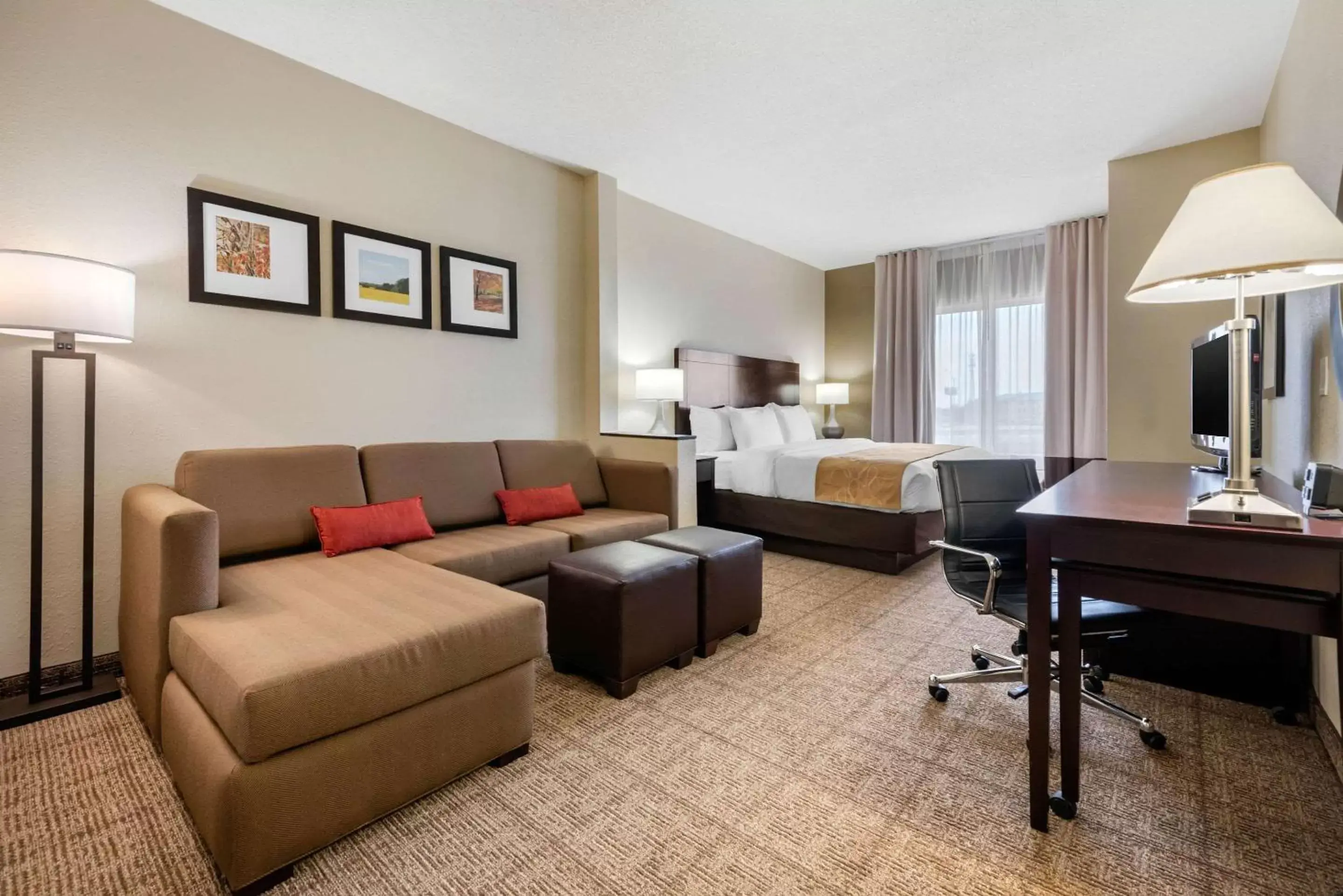 Photo of the whole room, Seating Area in Comfort Suites Lafayette University Area