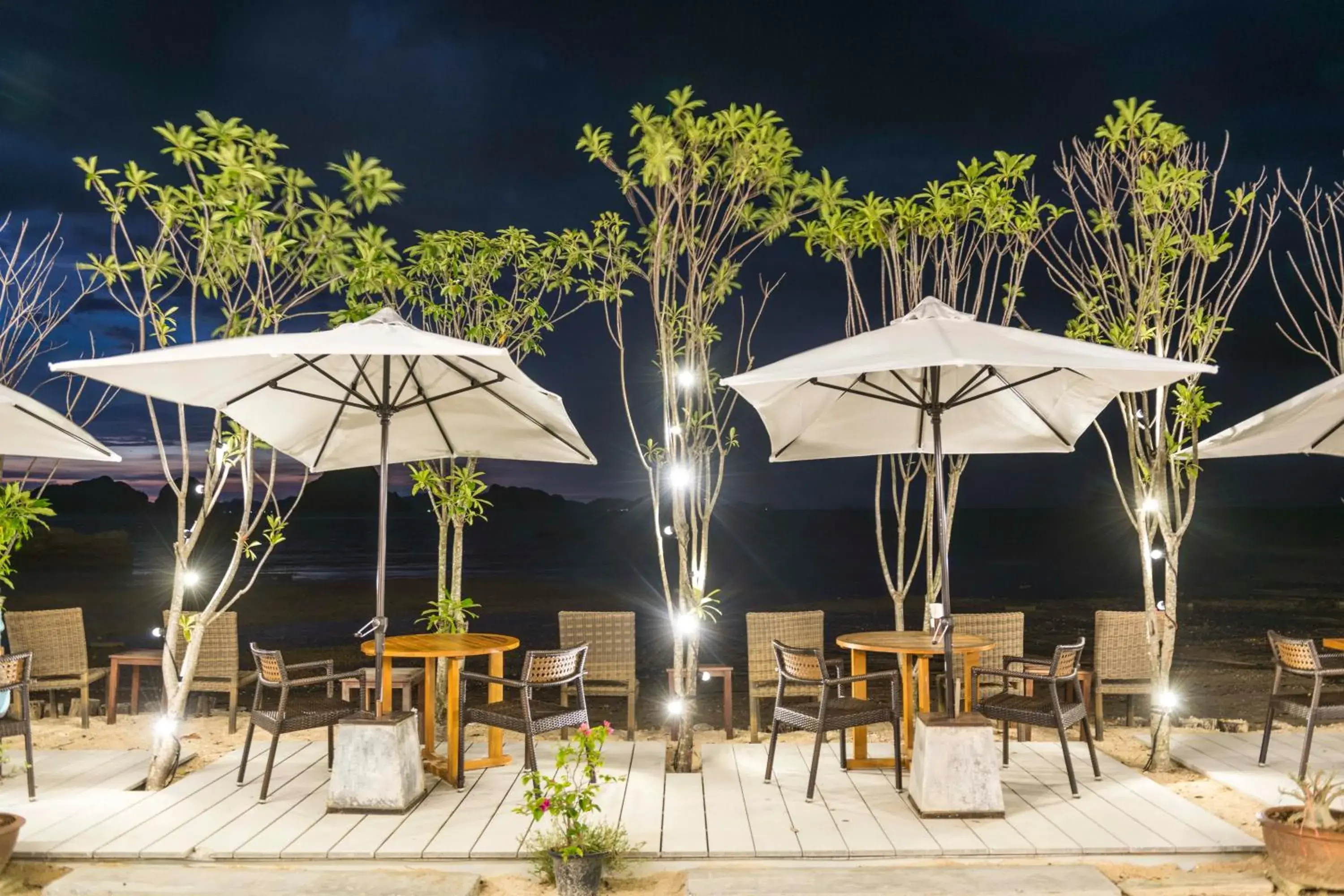 Restaurant/Places to Eat in Krabi Home Resort