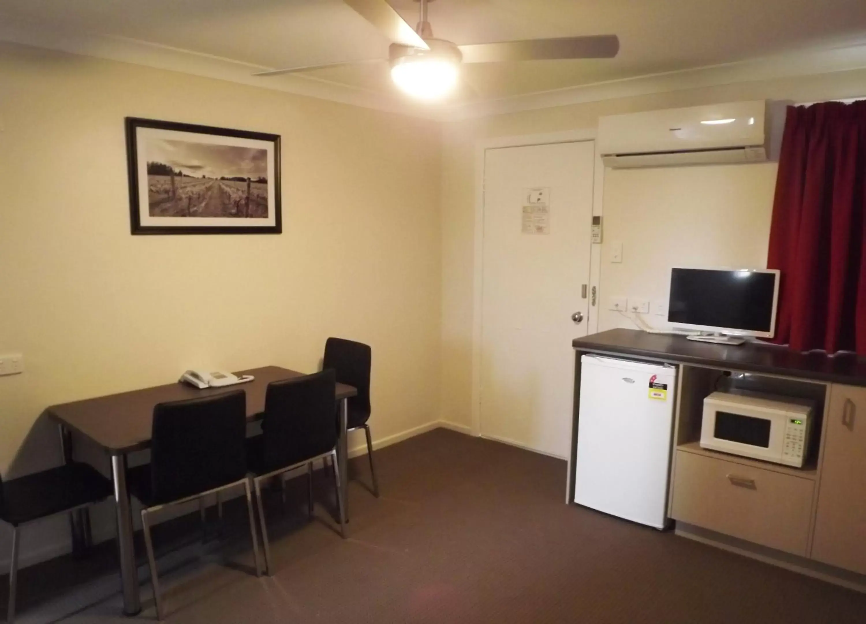 Dining area, TV/Entertainment Center in High Street Motor Inn