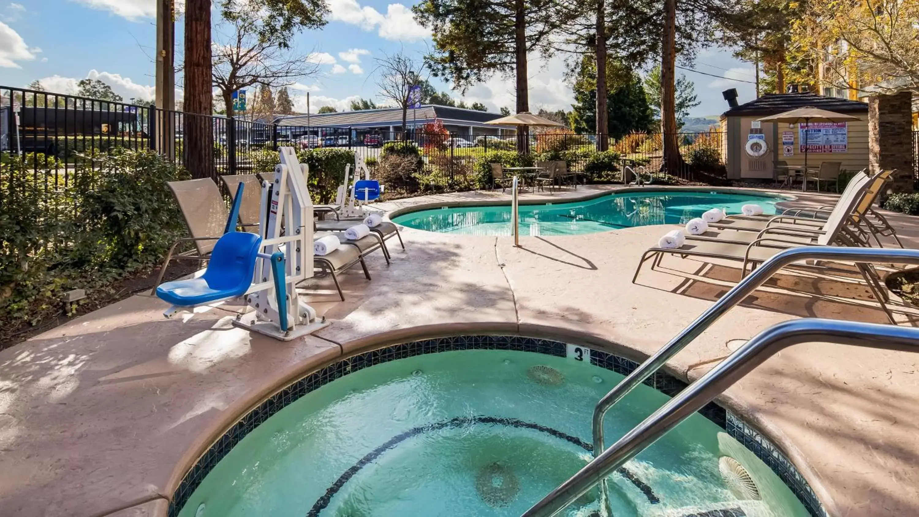 On site, Swimming Pool in Best Western John Muir Inn