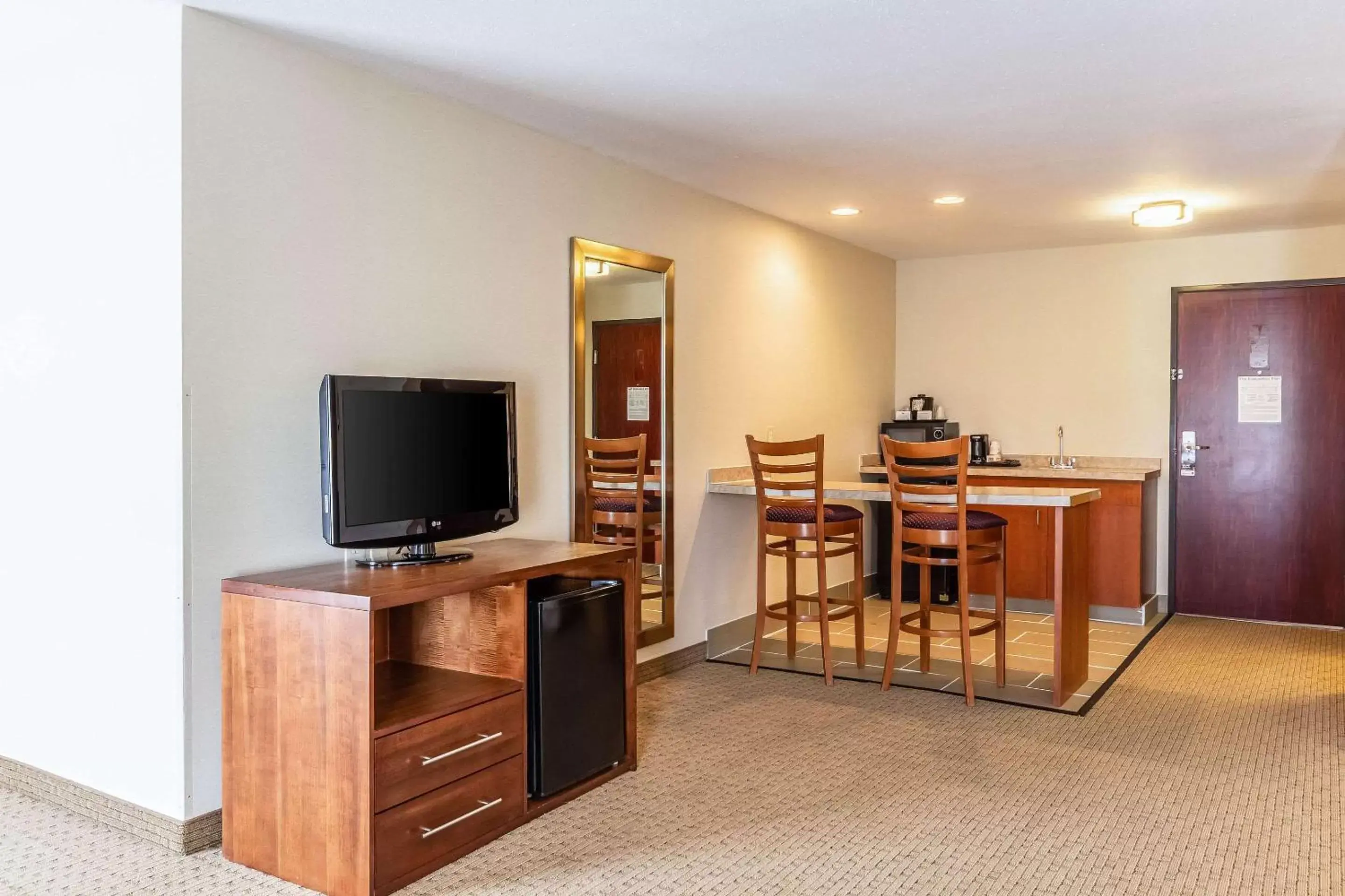 Photo of the whole room, TV/Entertainment Center in Comfort Inn & Suites Gillette near Campbell Medical Center