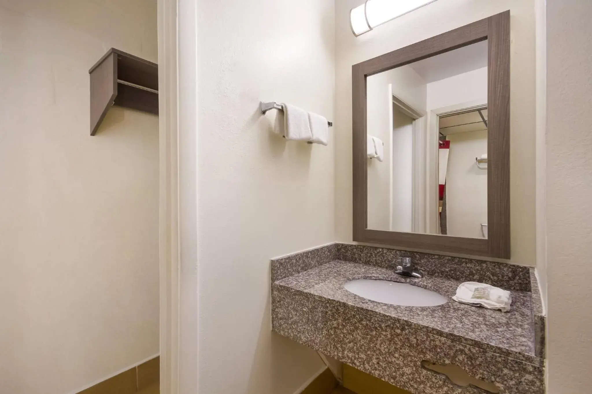 Bathroom in Red Roof Inn Crestview