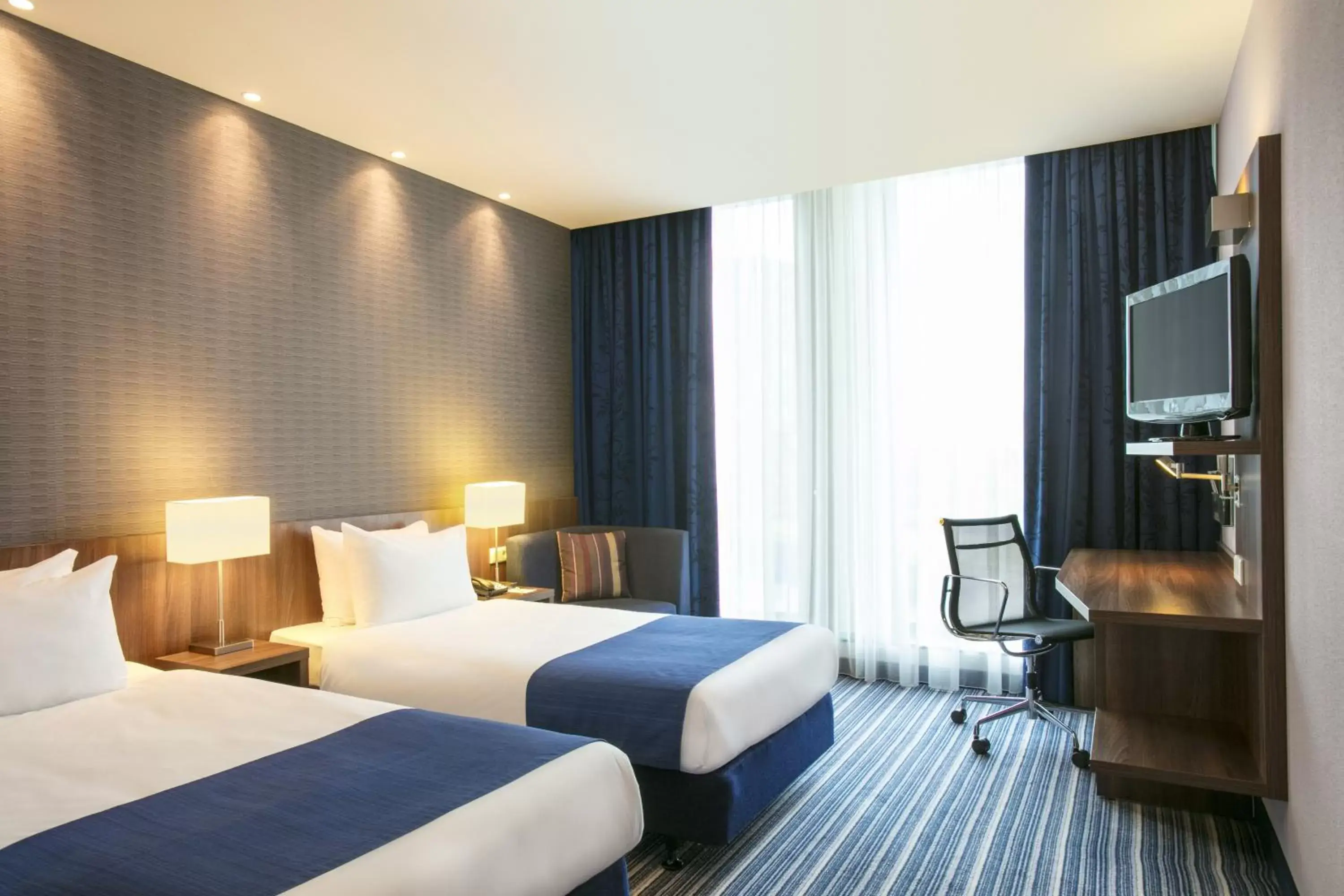 Photo of the whole room, Bed in Holiday Inn Express Amsterdam - Schiphol, an IHG Hotel