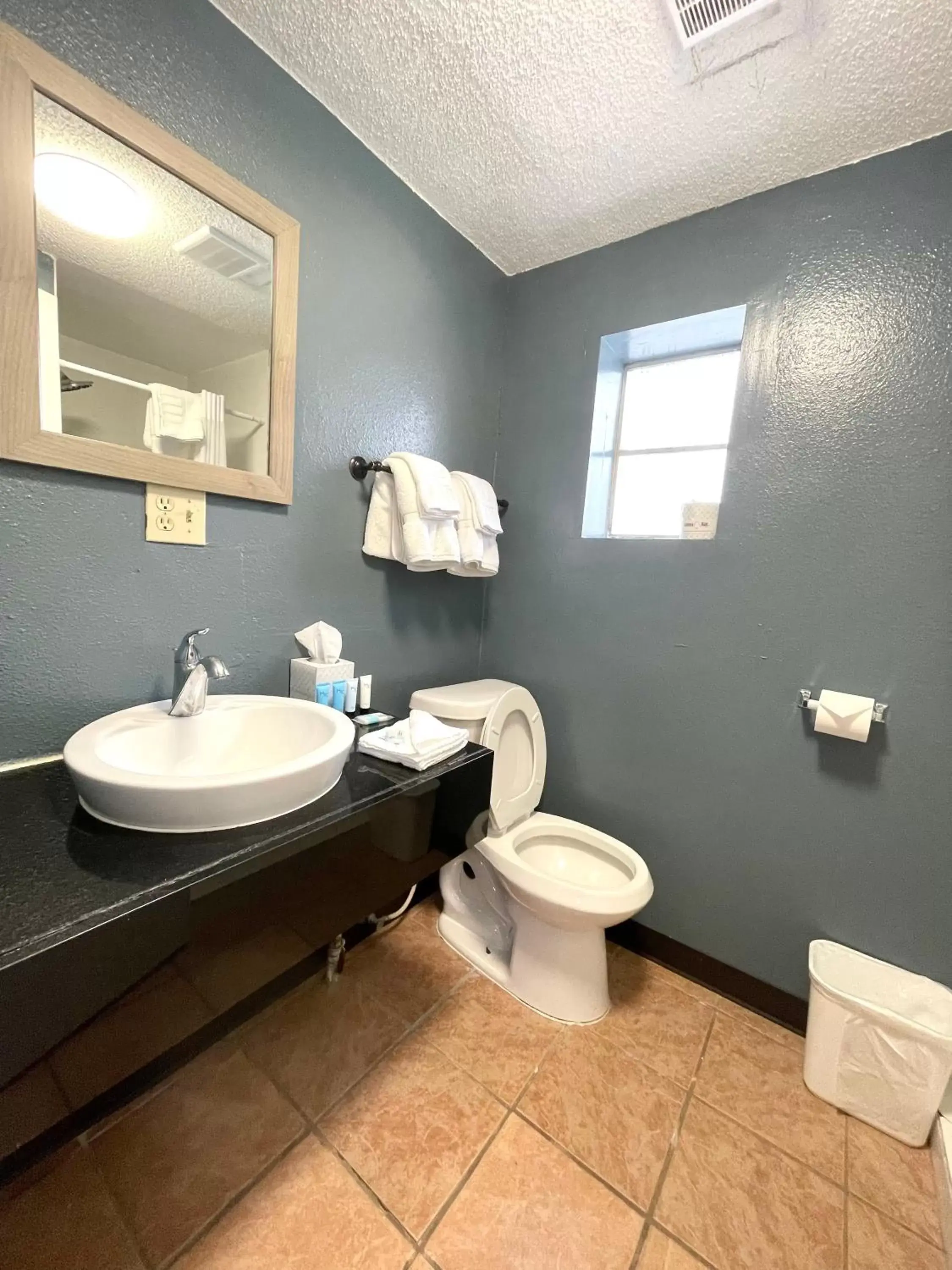 Bathroom in Annie Oakley Motel Oakley