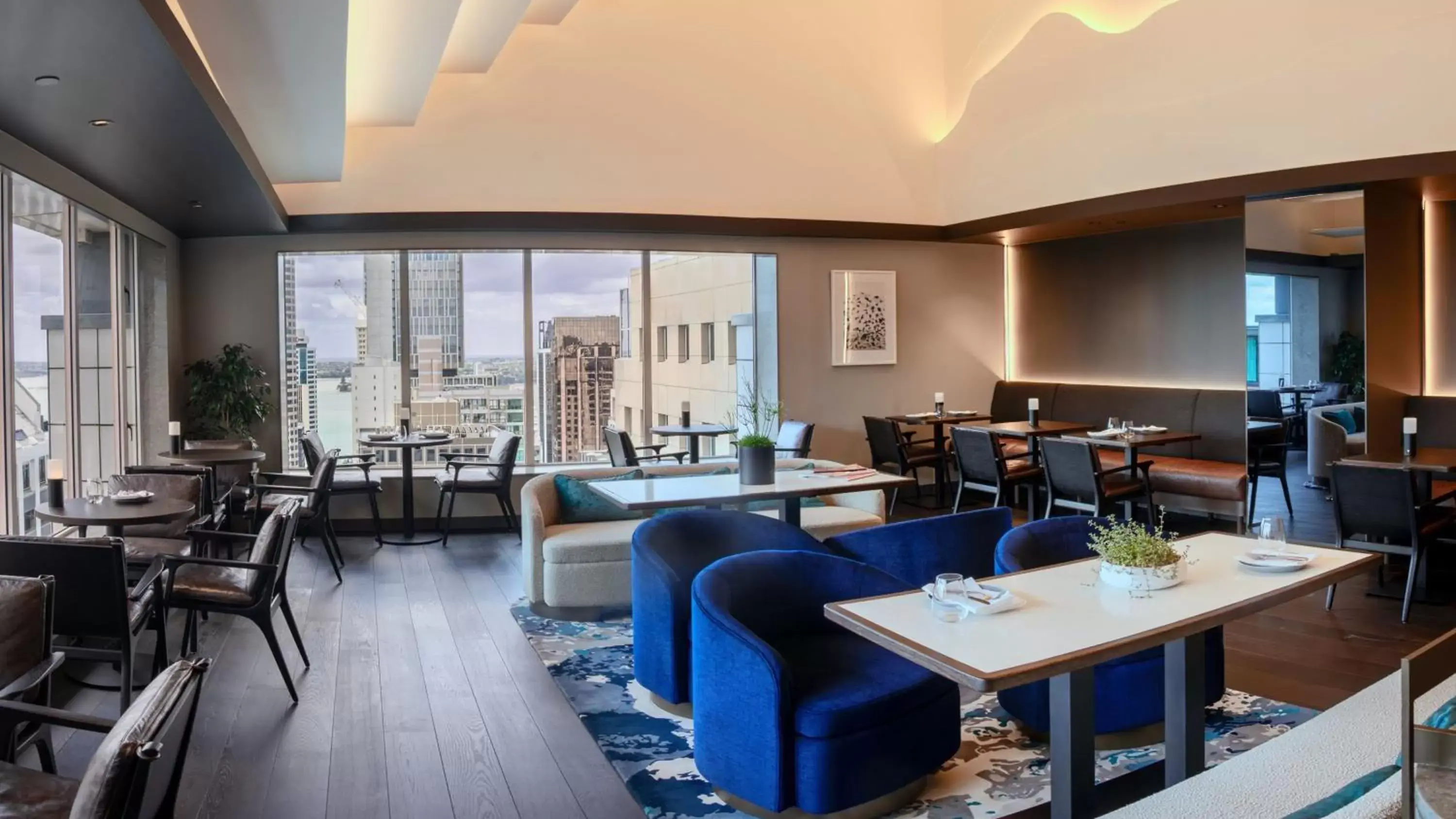 Lounge or bar in Crowne Plaza Auckland by IHG Lounge or bar in Crowne Plaza Auckland by IHG