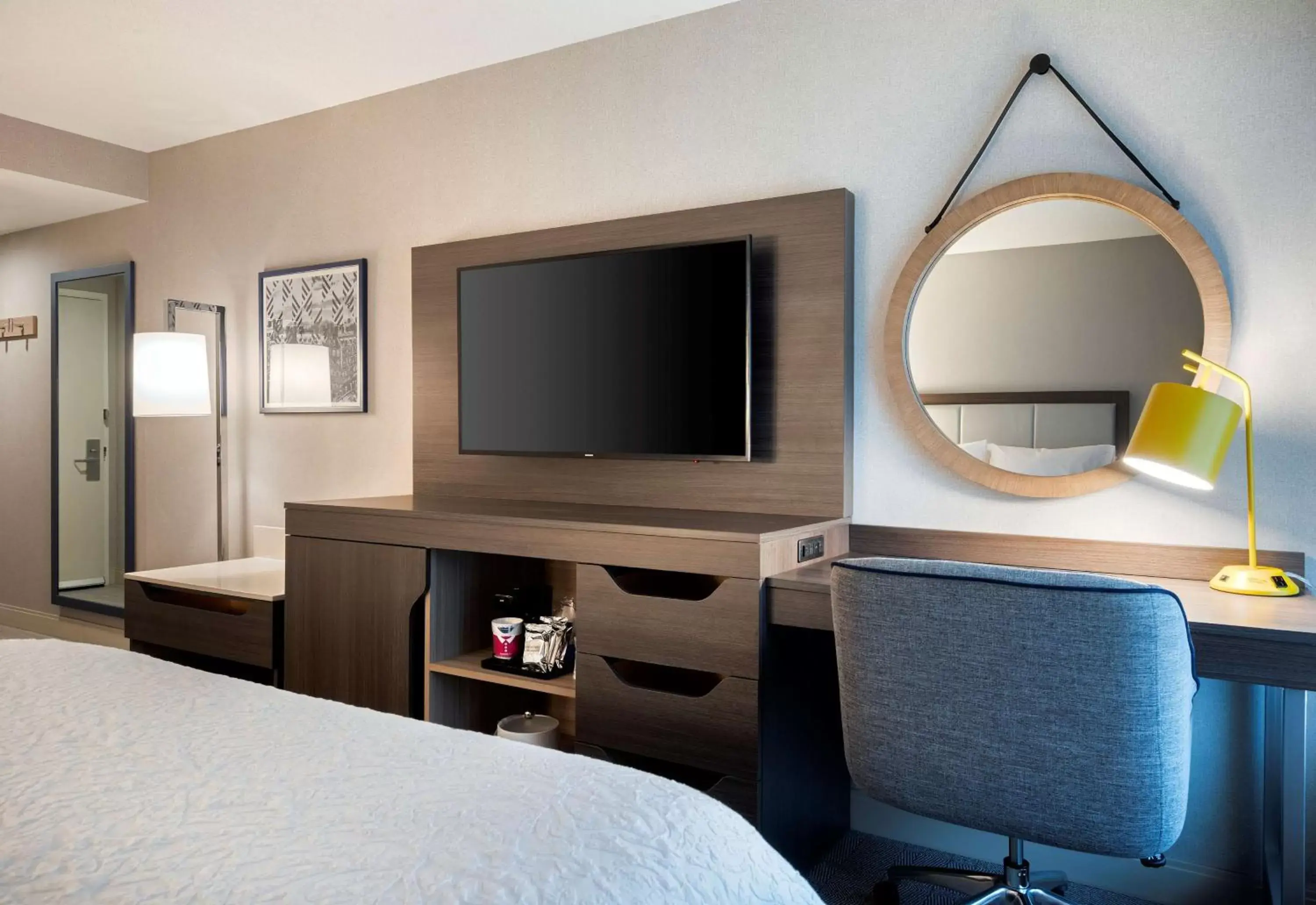 Bedroom, Bed in Hampton Inn by Hilton Boston/Cambridge Bedroom, Bed in Hampton Inn by Hilton Boston/Cambridge