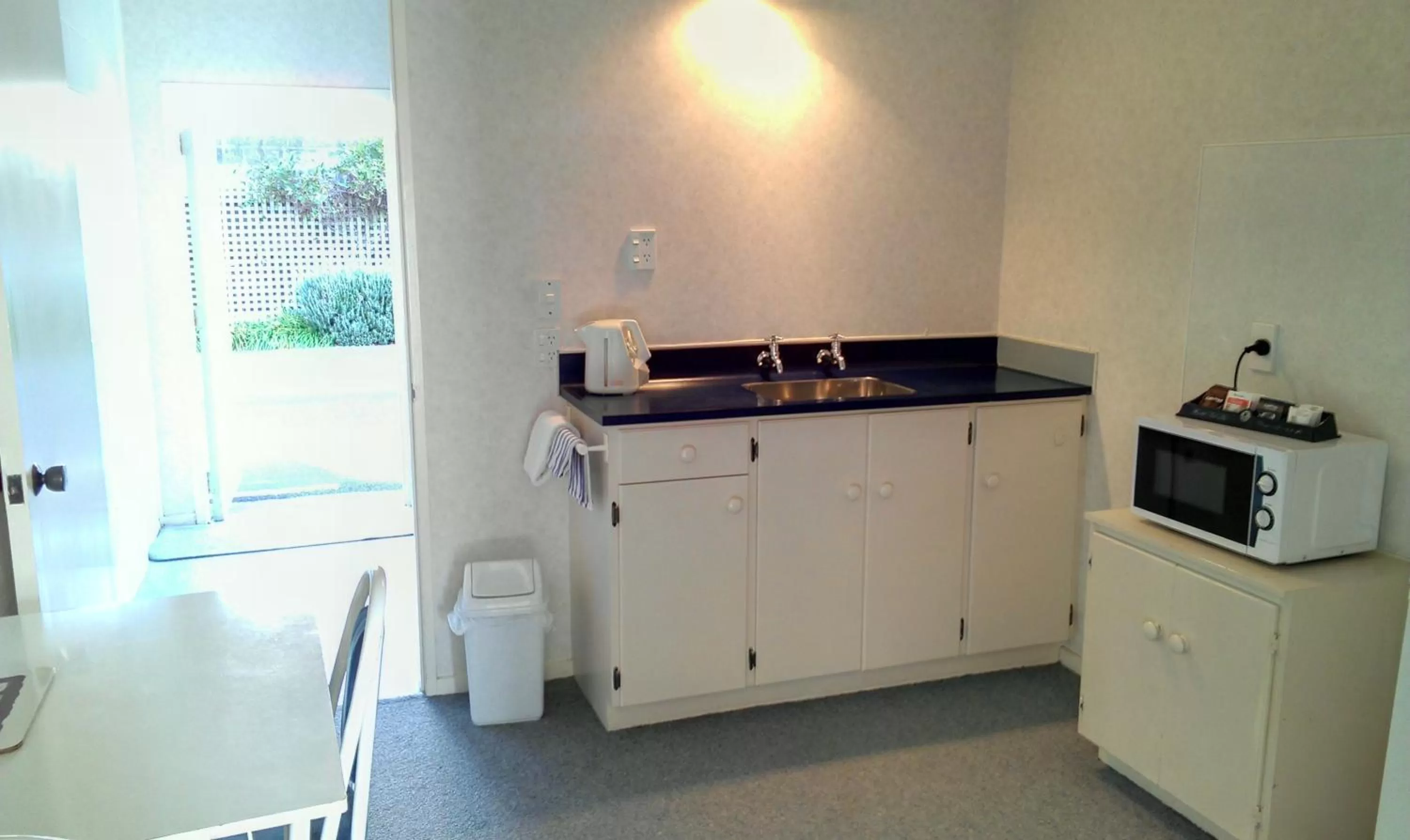 Kitchen or kitchenette in Riverview Motel