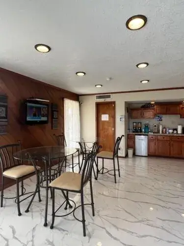 Breakfast in Americas Best Value Inn - Edna Breakfast in Americas Best Value Inn - Edna