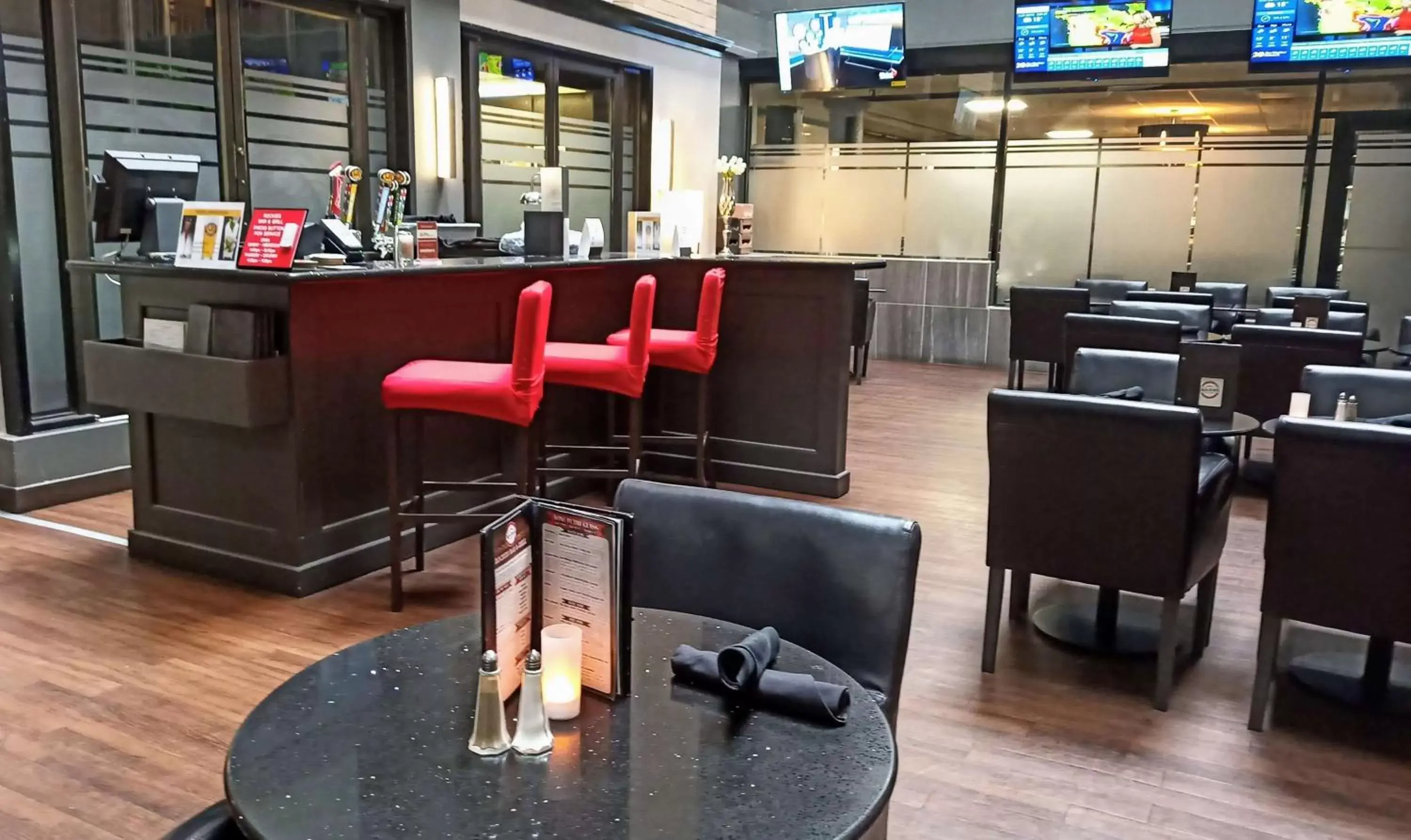 Lounge or bar, Restaurant/Places to Eat in Best Western Plus Village Park Inn